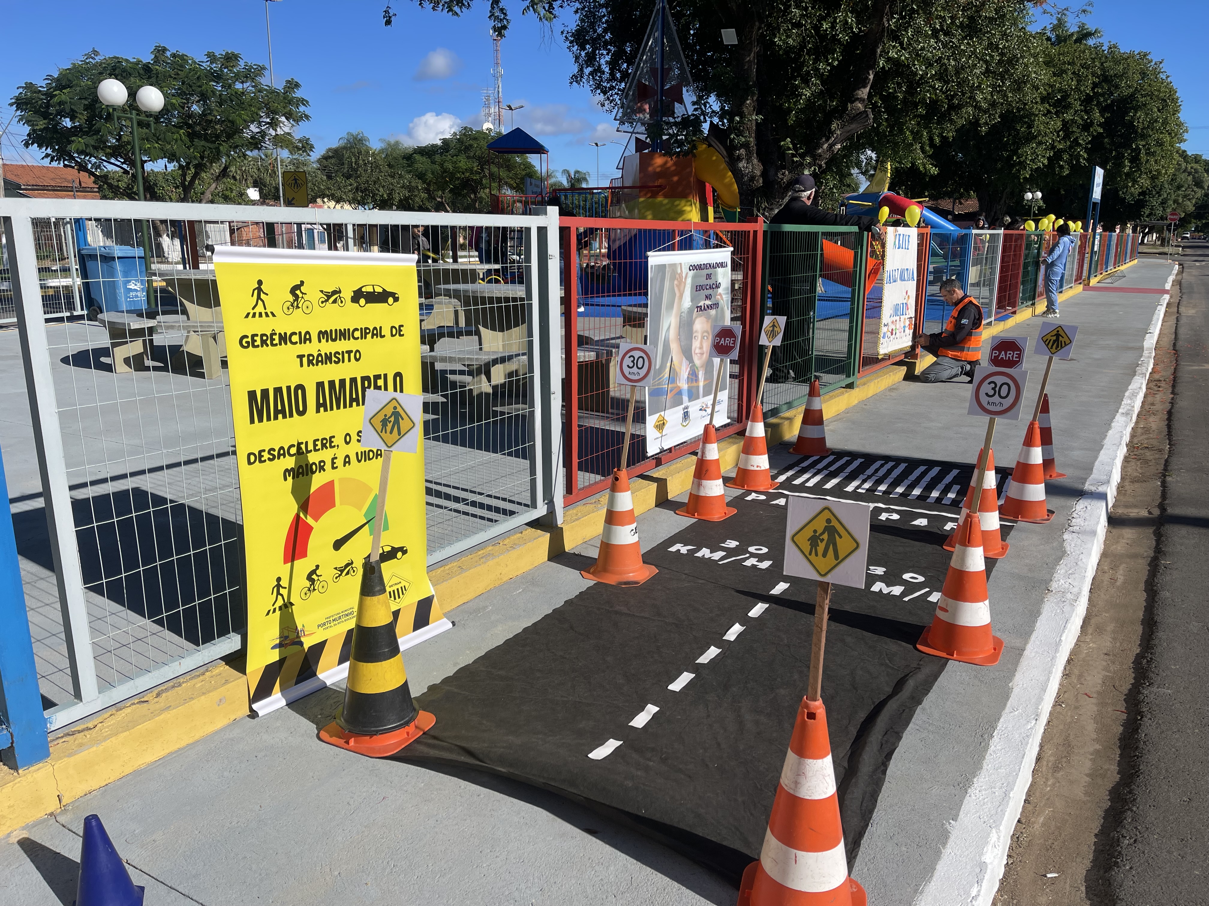 Prefeitura realiza blitz educativa com alunos da CEINF Rafael Cortada Cordoniz dentro das ações do Maio Amarelo Prefeitura realiza blitz educativa com alunos da CEINF Rafael Cortada Cordoniz dentro das ações do Maio Amarelo