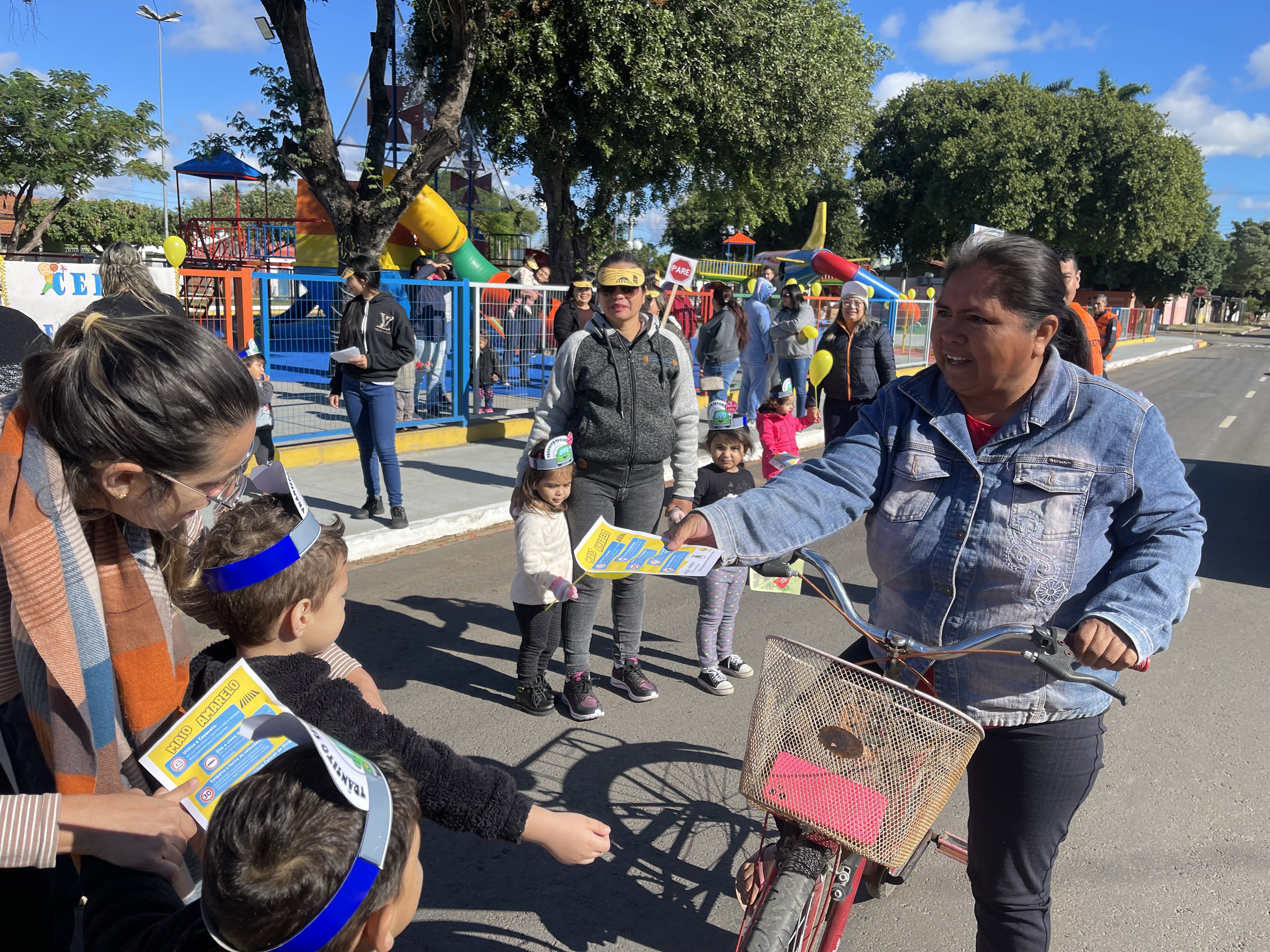 Prefeitura realiza blitz educativa com alunos da CEINF Rafael Cortada Cordoniz dentro das ações do Maio Amarelo Prefeitura realiza blitz educativa com alunos da CEINF Rafael Cortada Cordoniz dentro das ações do Maio Amarelo