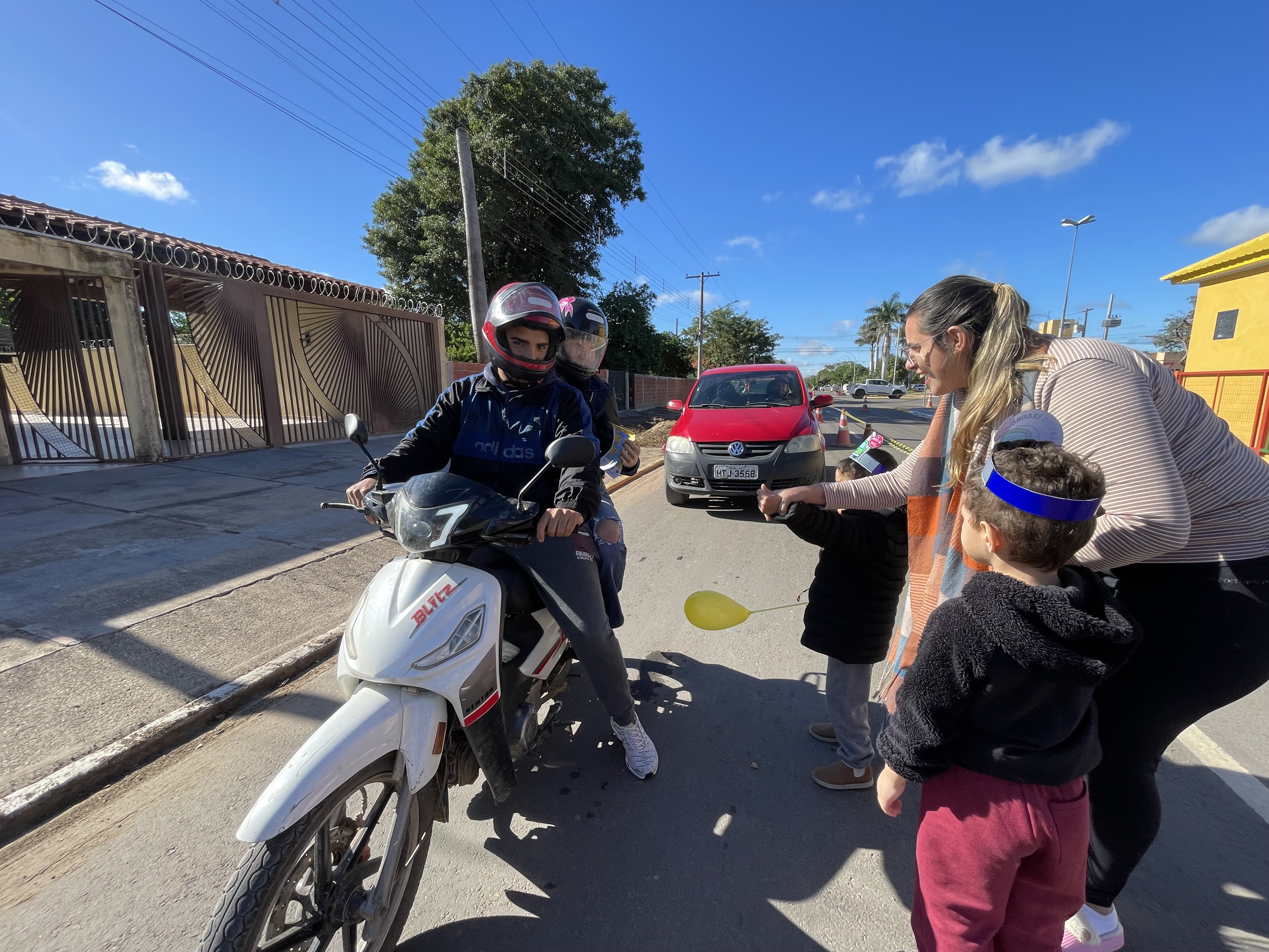 Prefeitura realiza blitz educativa com alunos da CEINF Rafael Cortada Cordoniz dentro das ações do Maio Amarelo Prefeitura realiza blitz educativa com alunos da CEINF Rafael Cortada Cordoniz dentro das ações do Maio Amarelo