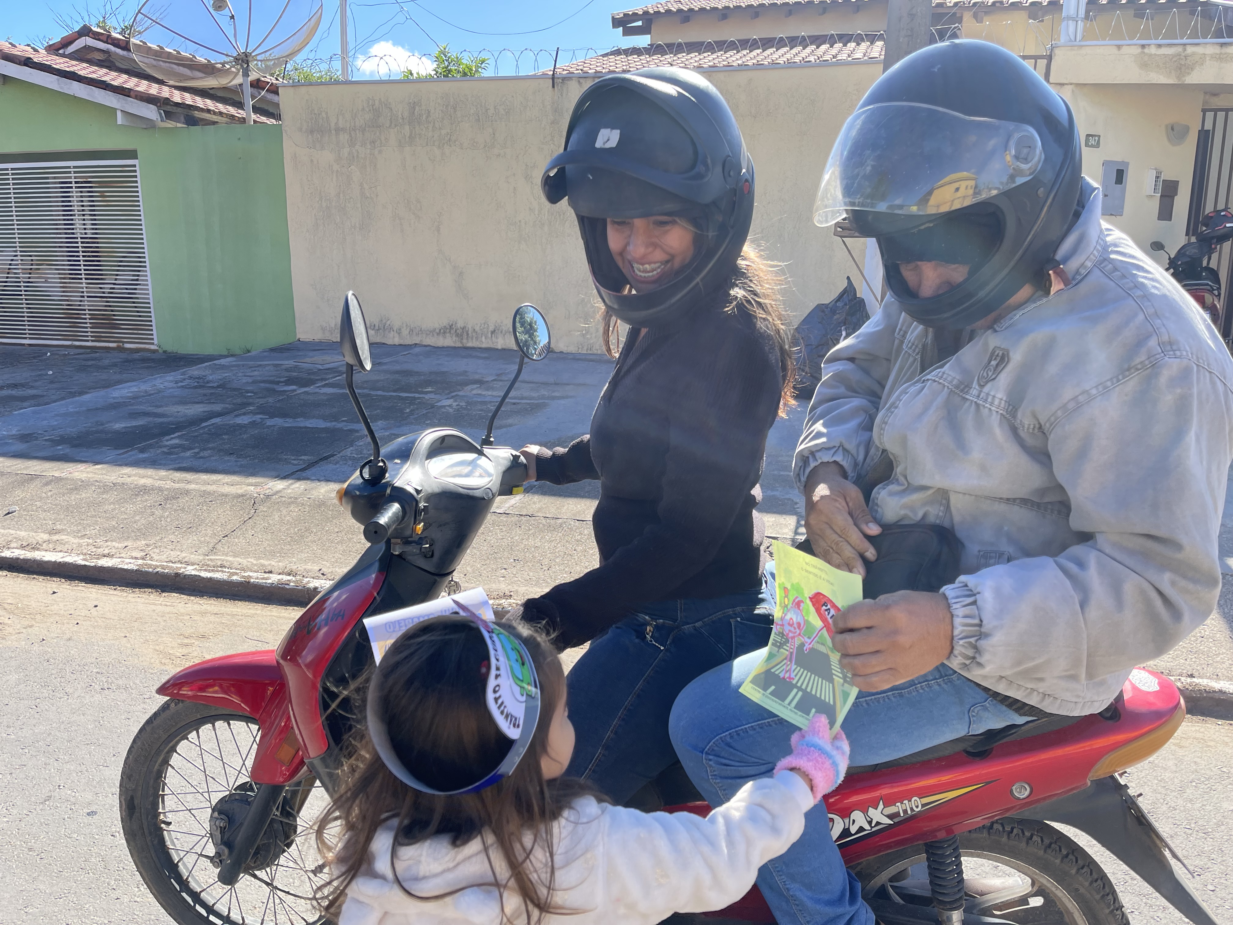 Prefeitura realiza blitz educativa com alunos da CEINF Rafael Cortada Cordoniz dentro das ações do Maio Amarelo Prefeitura realiza blitz educativa com alunos da CEINF Rafael Cortada Cordoniz dentro das ações do Maio Amarelo
