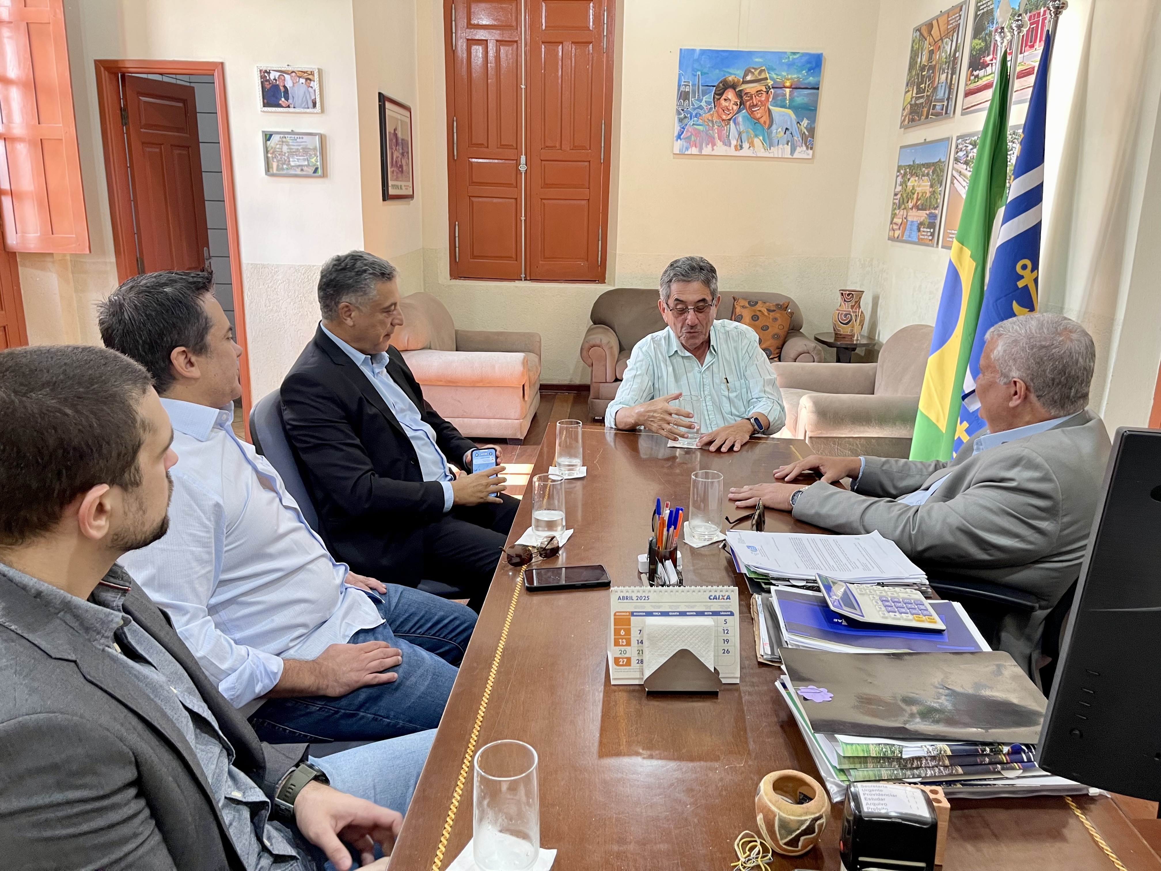 Prefeito Nelson Cintra recebe representantes da Polícia Civil para tratar de segurança pública e Plano Diretor em Porto Murtinho Prefeito Nelson Cintra recebe representantes da Polícia Civil para tratar de segurança pública e Plano Diretor em Porto Murtinho