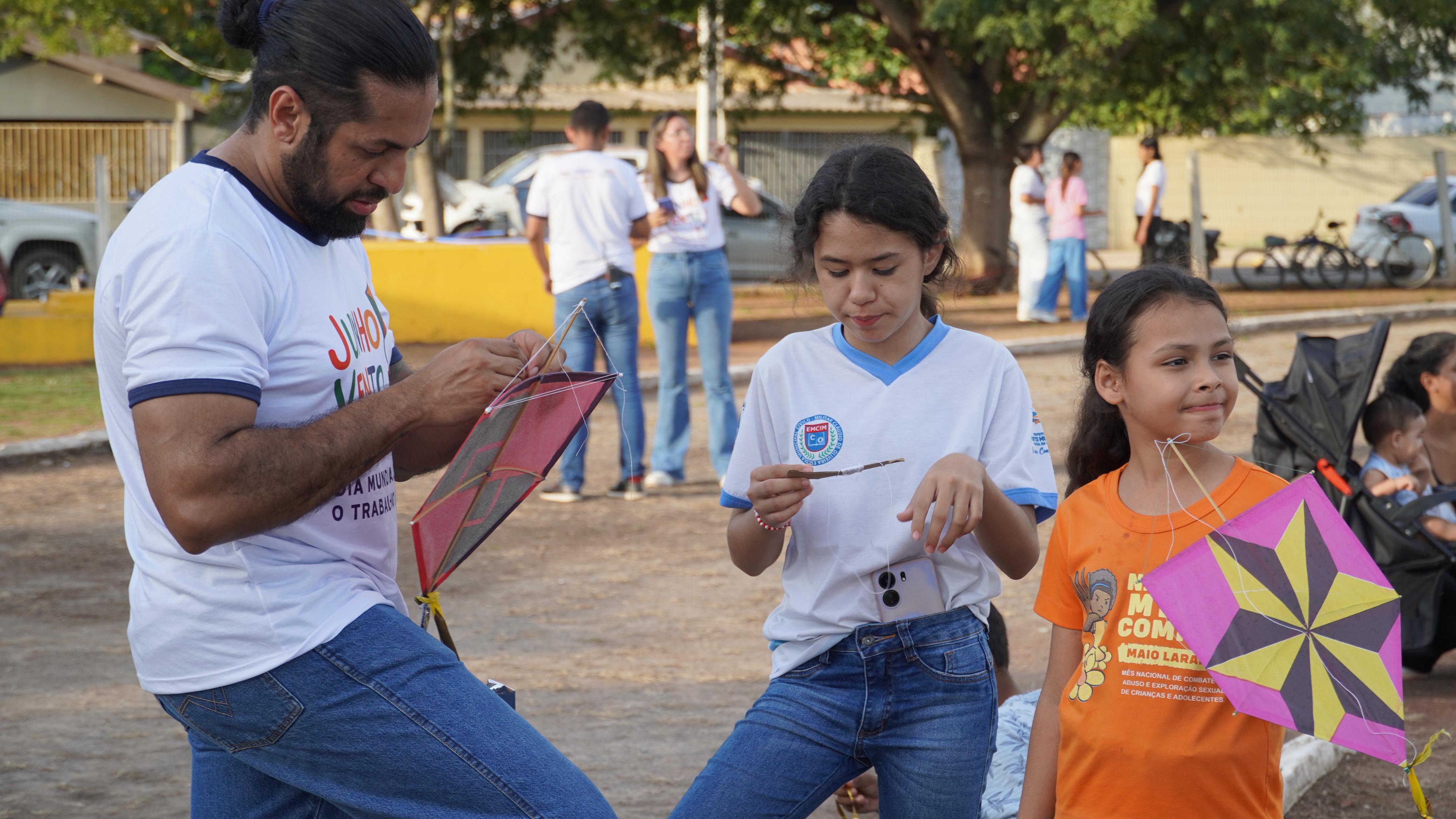 Junho Vento - Secretaria de Assistência Social realiza oficina de pipas em alusão ao Dia Mundial contra o Trabalho Infantil Junho Vento - Secretaria de Assistência Social realiza oficina de pipas em alusão ao Dia Mundial contra o Trabalho Infantil