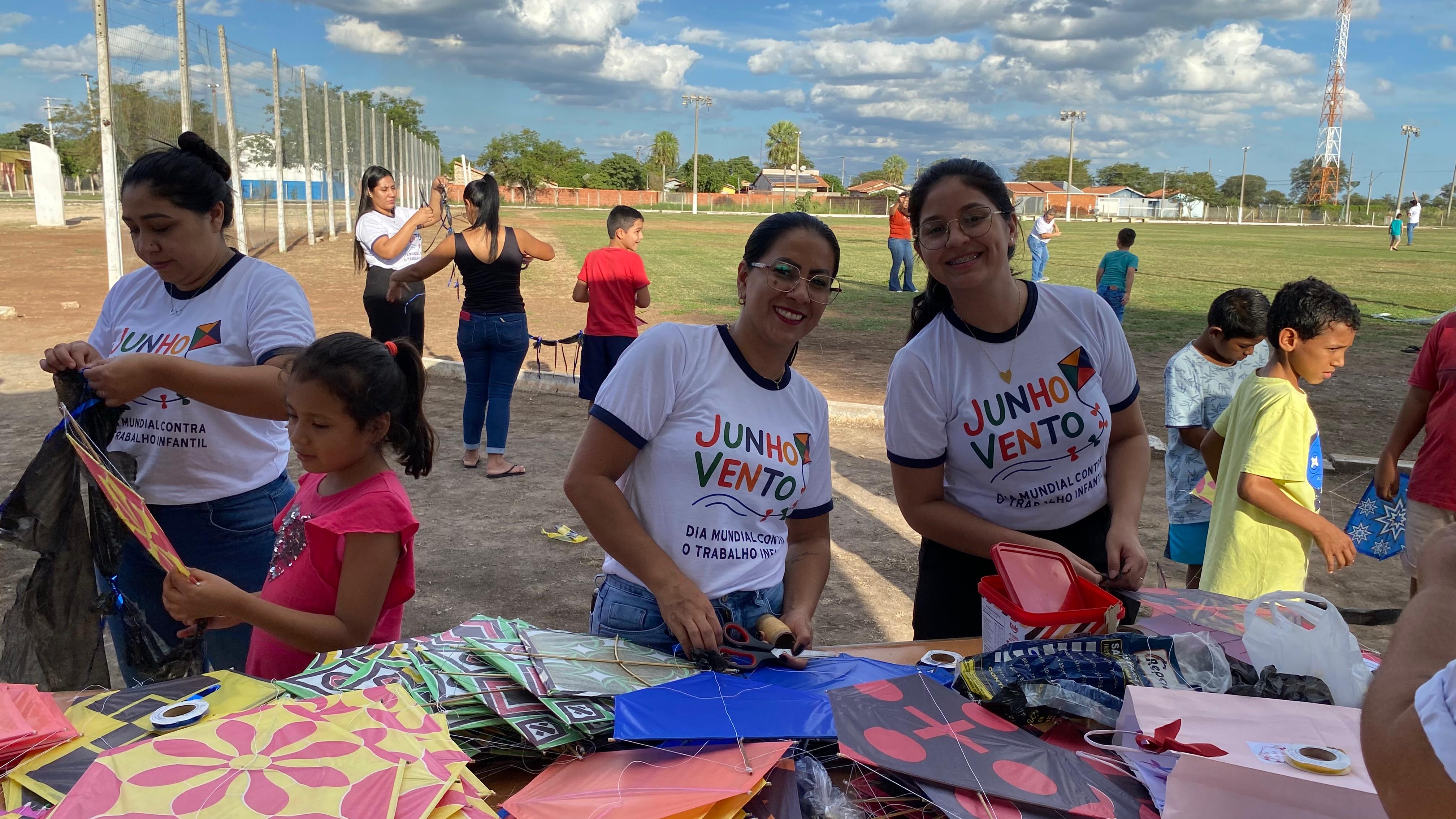 Junho Vento - Secretaria de Assistência Social realiza oficina de pipas em alusão ao Dia Mundial contra o Trabalho Infantil Junho Vento - Secretaria de Assistência Social realiza oficina de pipas em alusão ao Dia Mundial contra o Trabalho Infantil