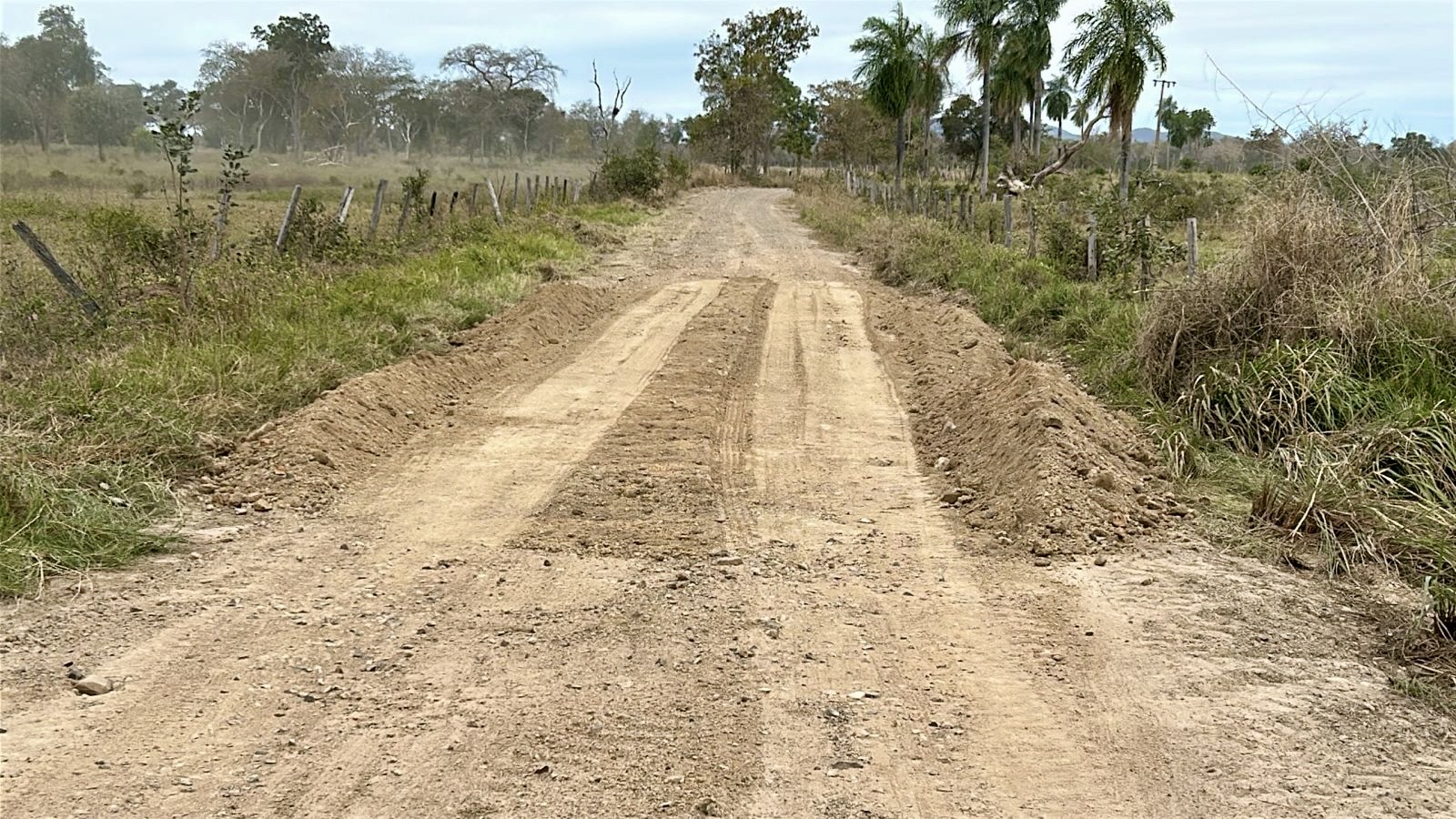 Prefeitura intensifica serviços de manutenção em estrada rural de Porto Murtinho Prefeitura intensifica serviços de manutenção em estrada rural de Porto Murtinho