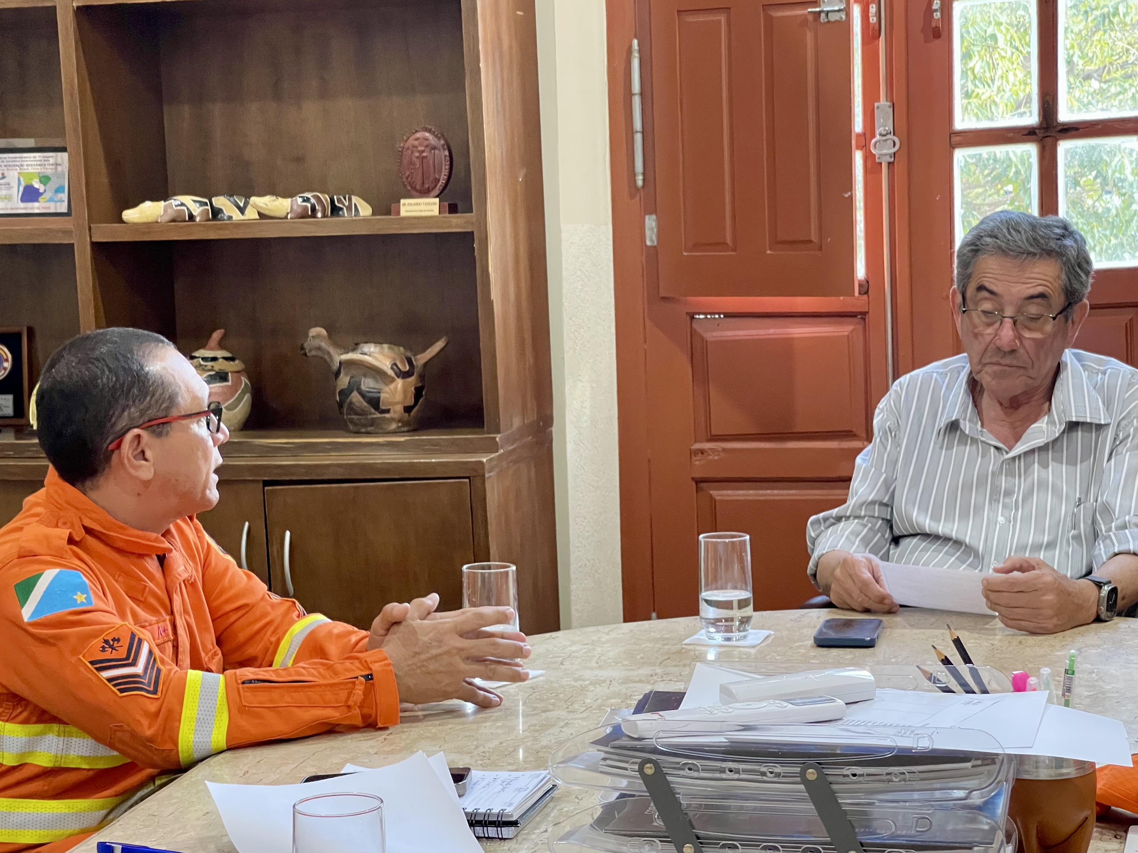 Prefeito Nelson Cintra recebe representantes do Corpo de Bombeiros para tratar sobre prevenção de queimadas e ações ambientais Prefeito Nelson Cintra recebe representantes do Corpo de Bombeiros para tratar sobre prevenção de queimadas e ações ambientais