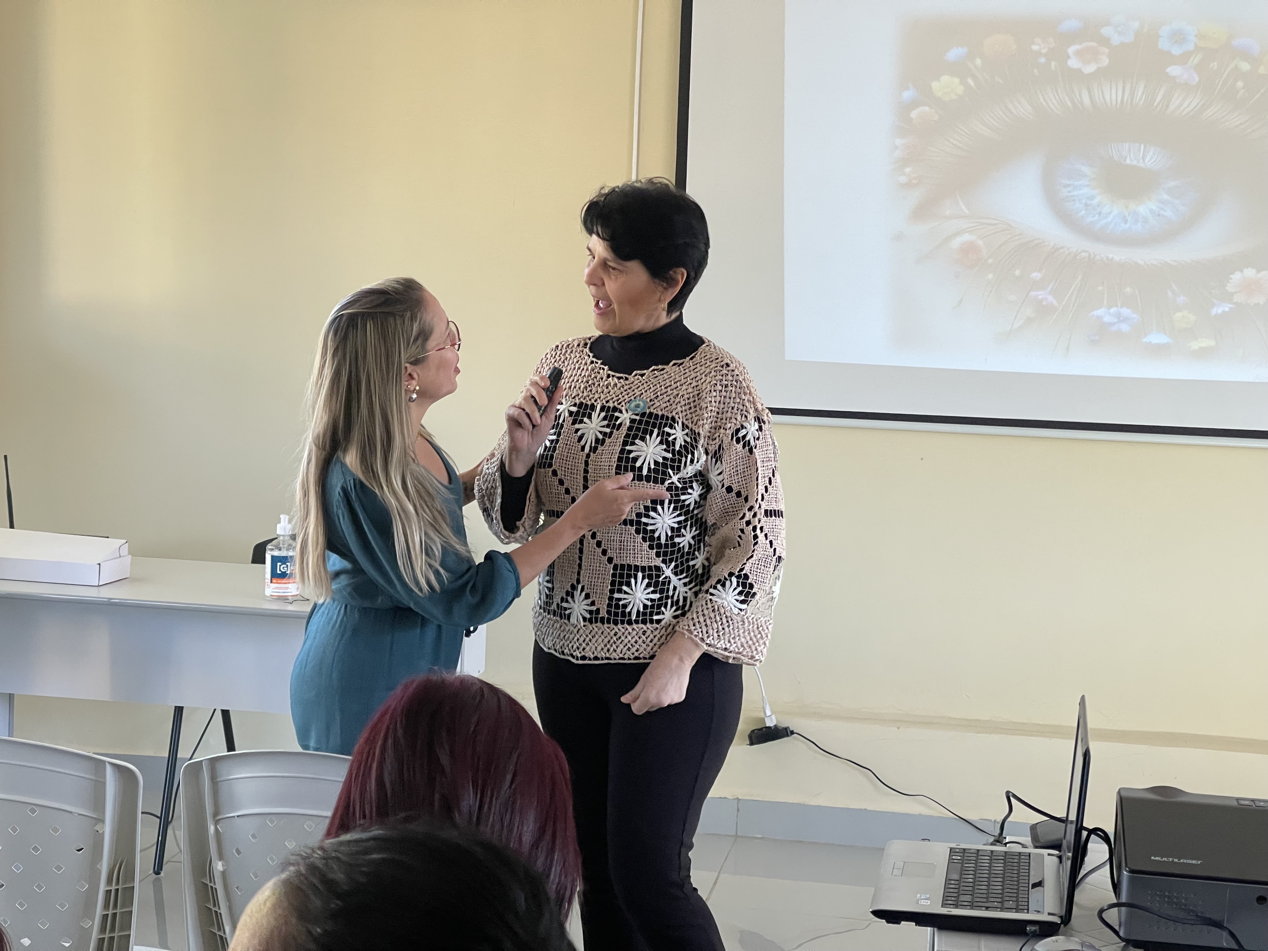 Profissionais da Saúde e Educação participam de capacitação sobre Terapia Floral e saúde mental com Joseanne Roque