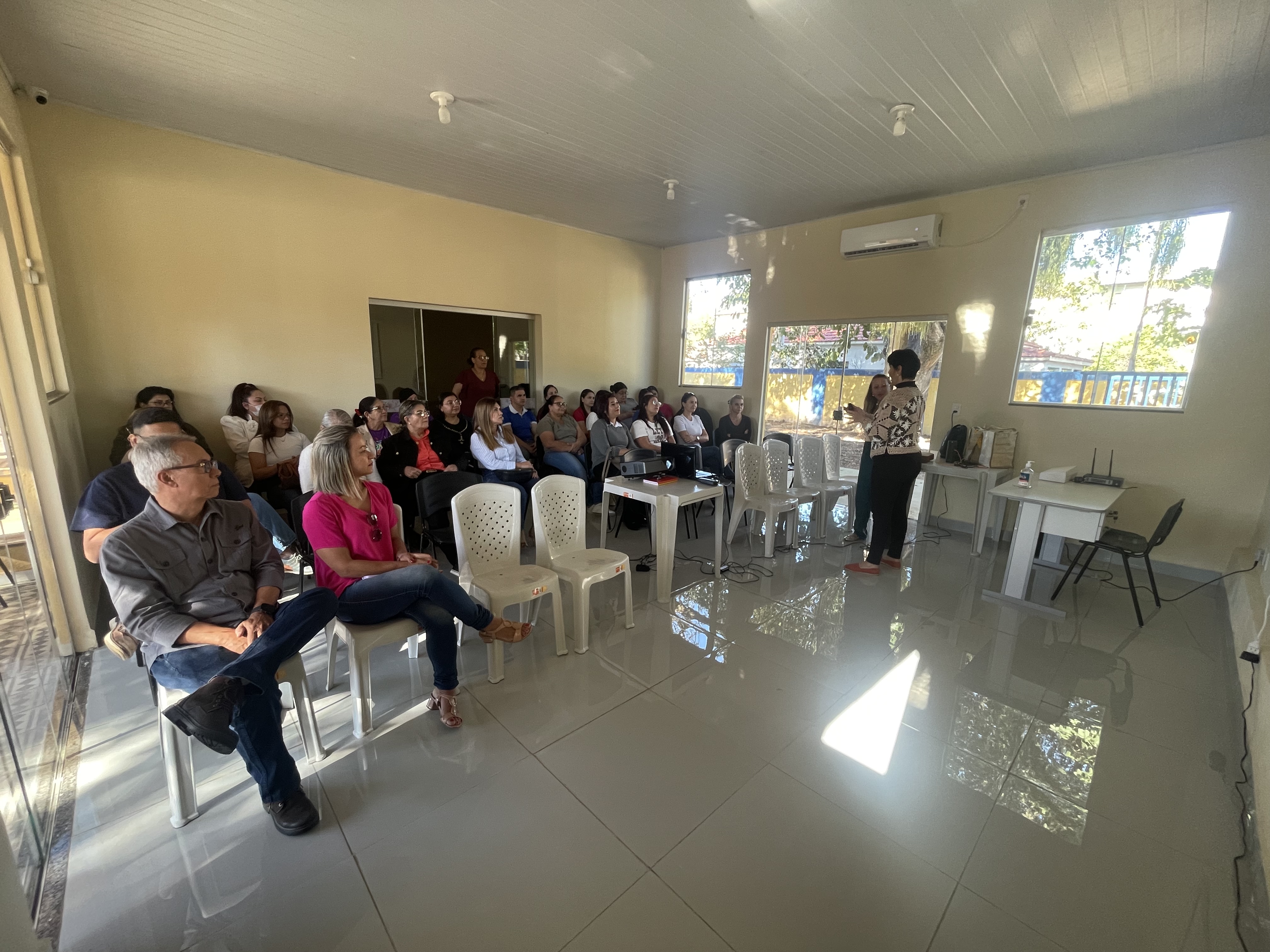 Profissionais da Saúde e Educação participam de capacitação sobre Terapia Floral e saúde mental com Joseanne Roque