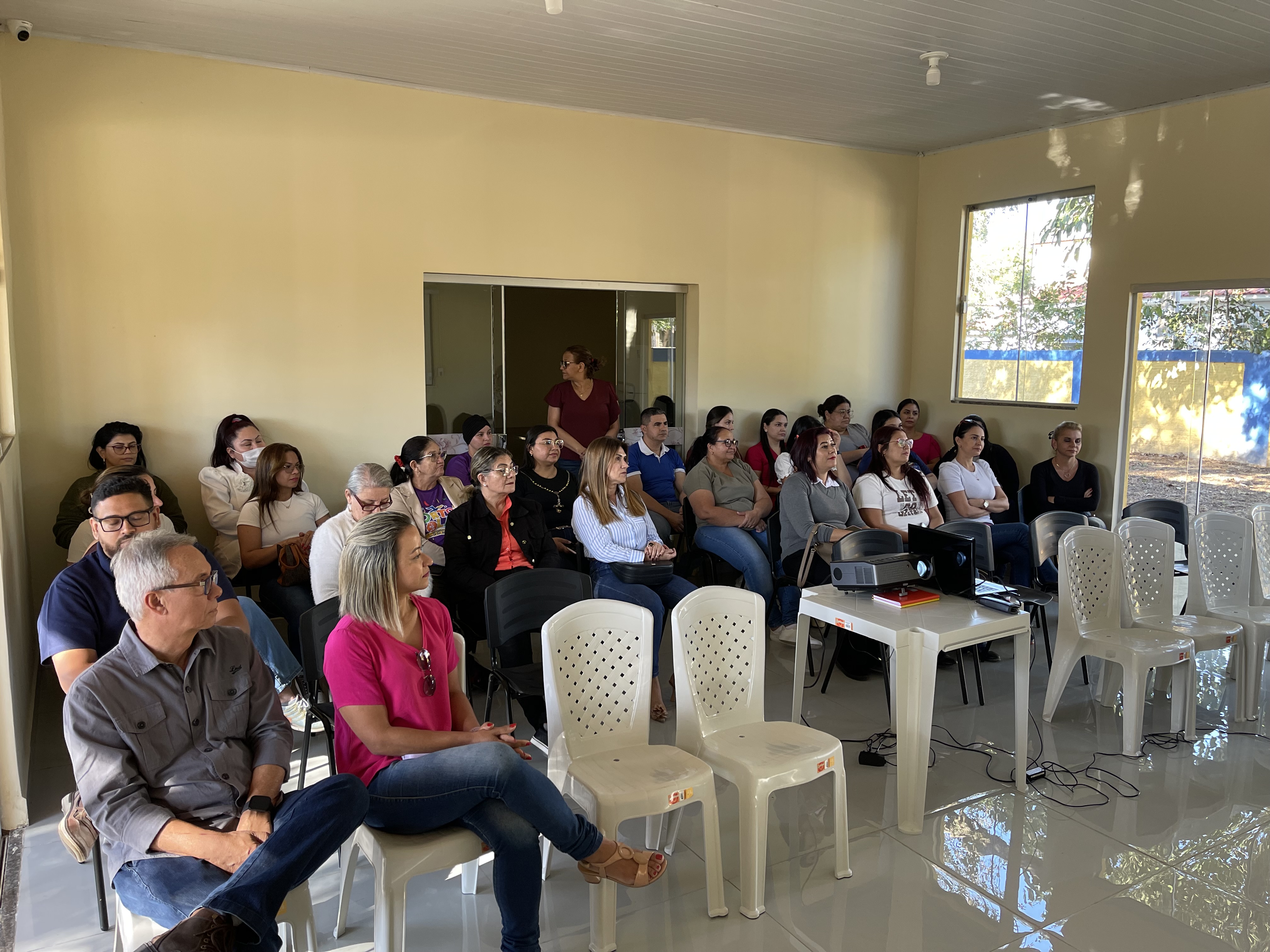 Profissionais da Saúde e Educação participam de capacitação sobre Terapia Floral e saúde mental com Joseanne Roque