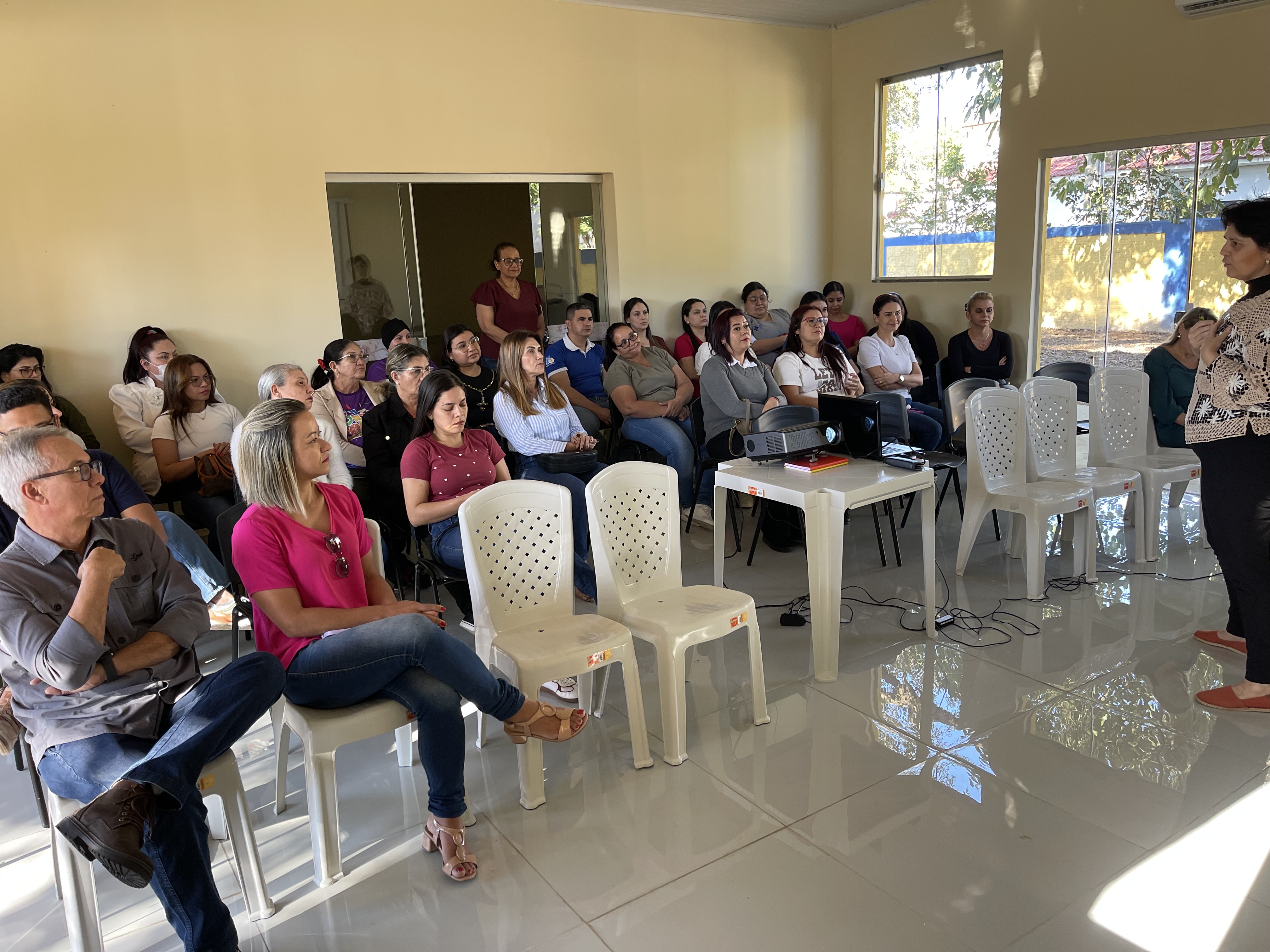 Profissionais da Saúde e Educação participam de capacitação sobre Terapia Floral e saúde mental com Joseanne Roque