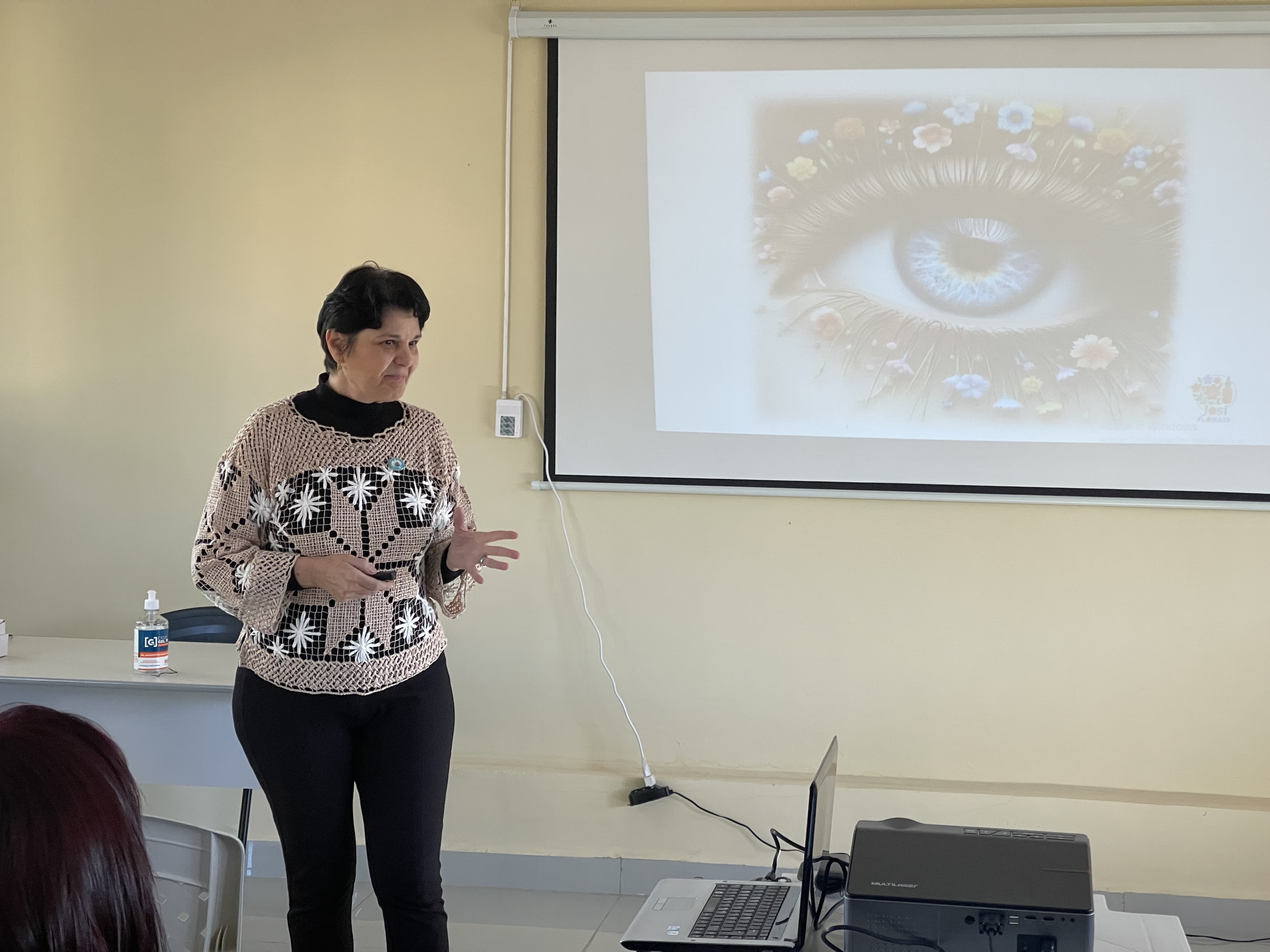 Profissionais da Saúde e Educação participam de capacitação sobre Terapia Floral e saúde mental com Joseanne Roque