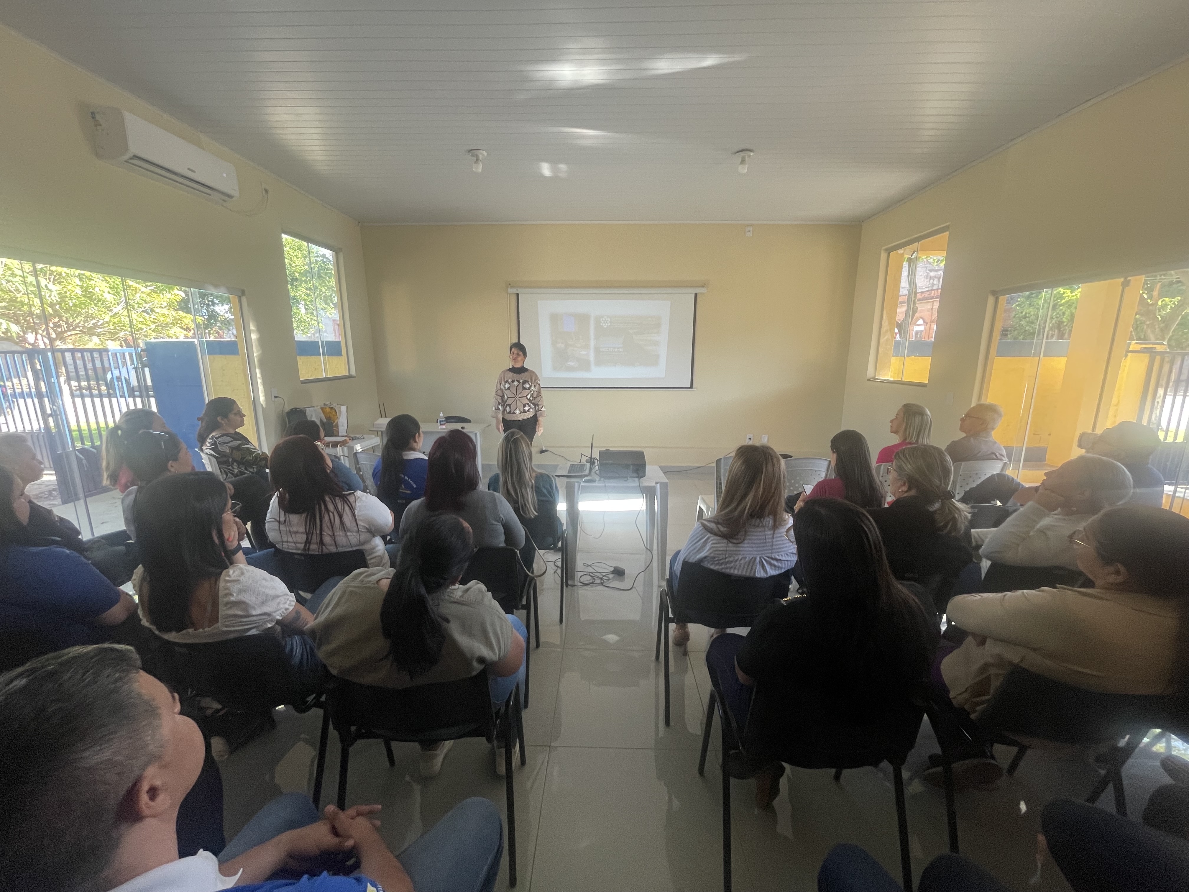 Profissionais da Saúde e Educação participam de capacitação sobre Terapia Floral e saúde mental com Joseanne Roque