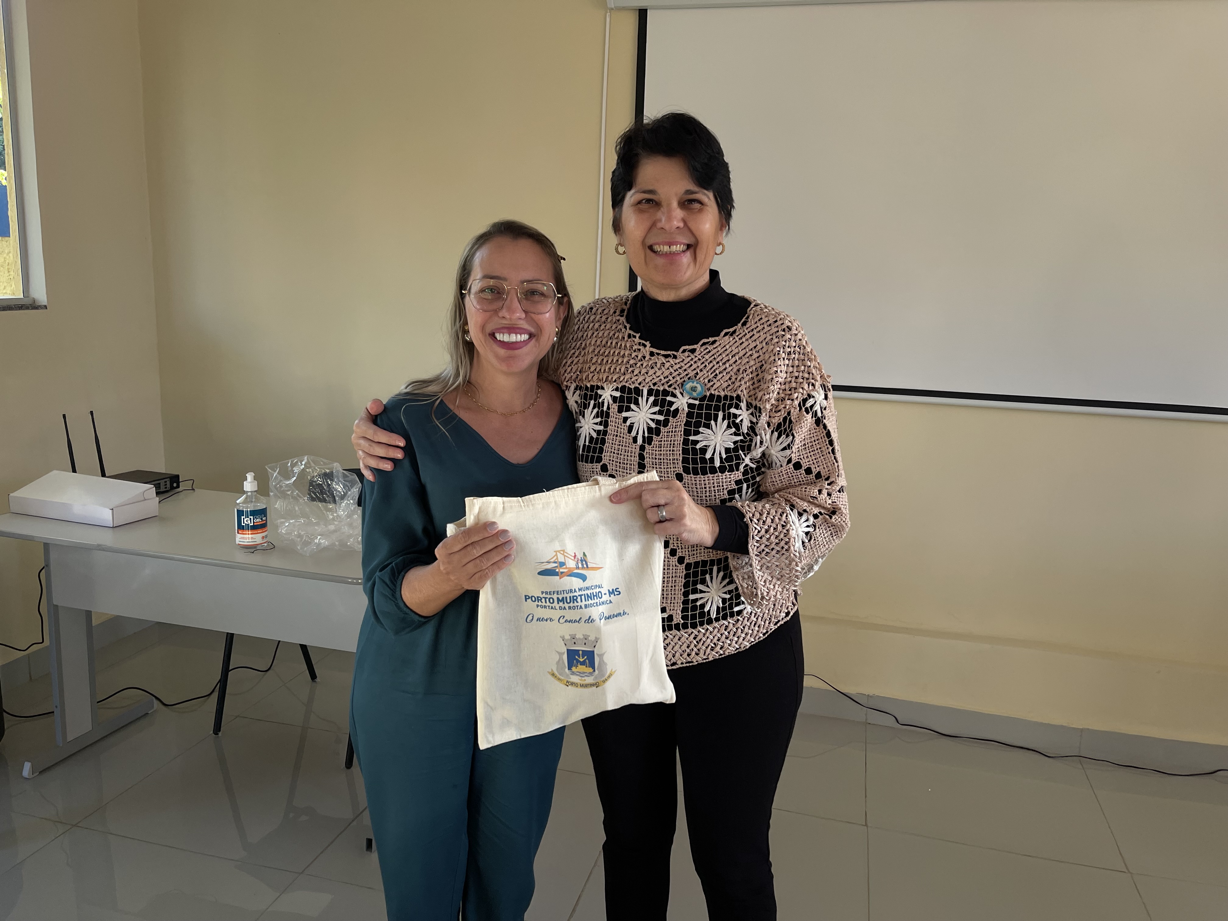 Profissionais da Saúde e Educação participam de capacitação sobre Terapia Floral e saúde mental com Joseanne Roque