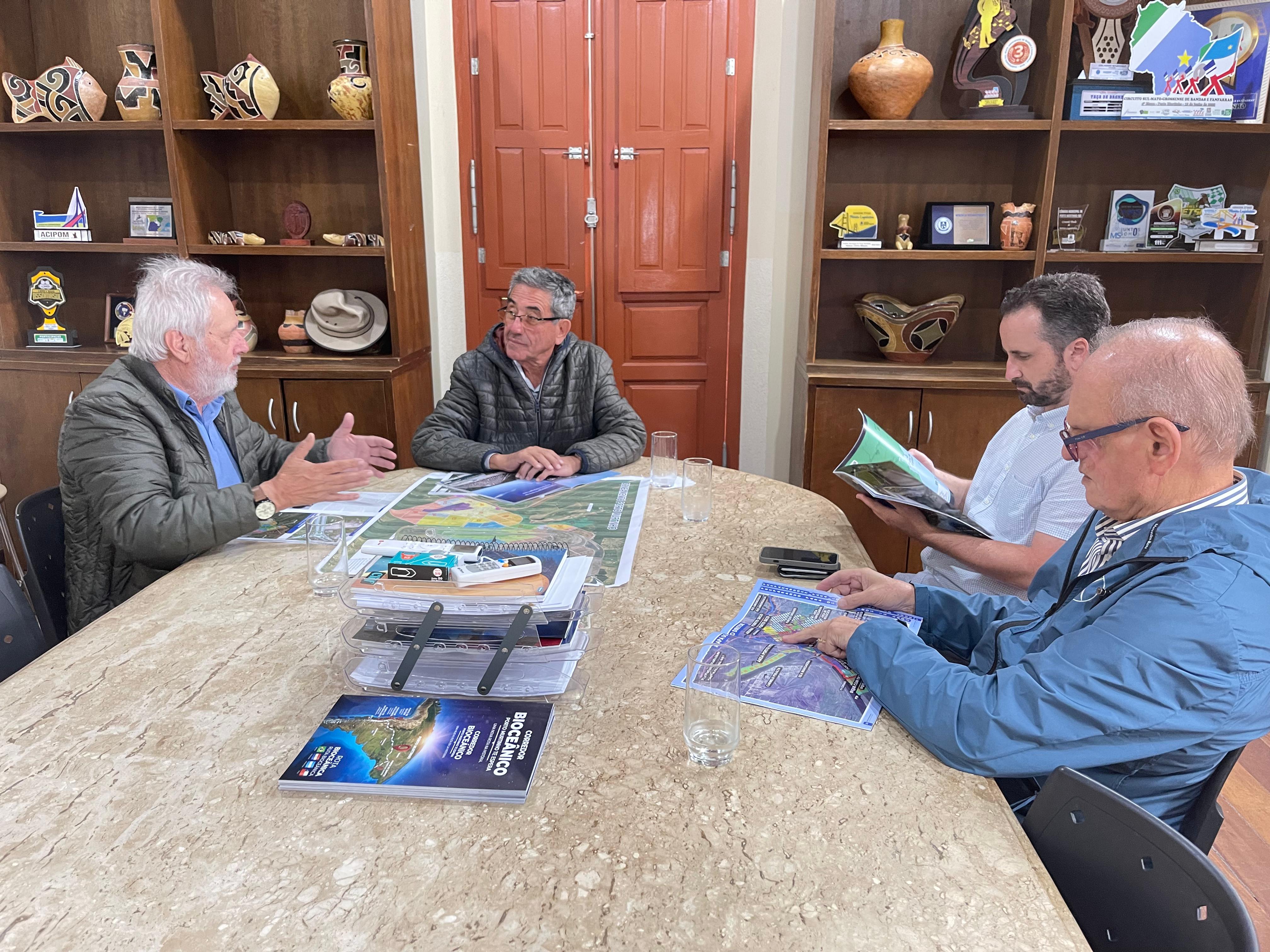 Prefeito Nelson Cintra Recebe Representantes de Foz do Iguaçu para Tratar sobre o Porto Seco e Expansão Urbana de Porto Murtinho