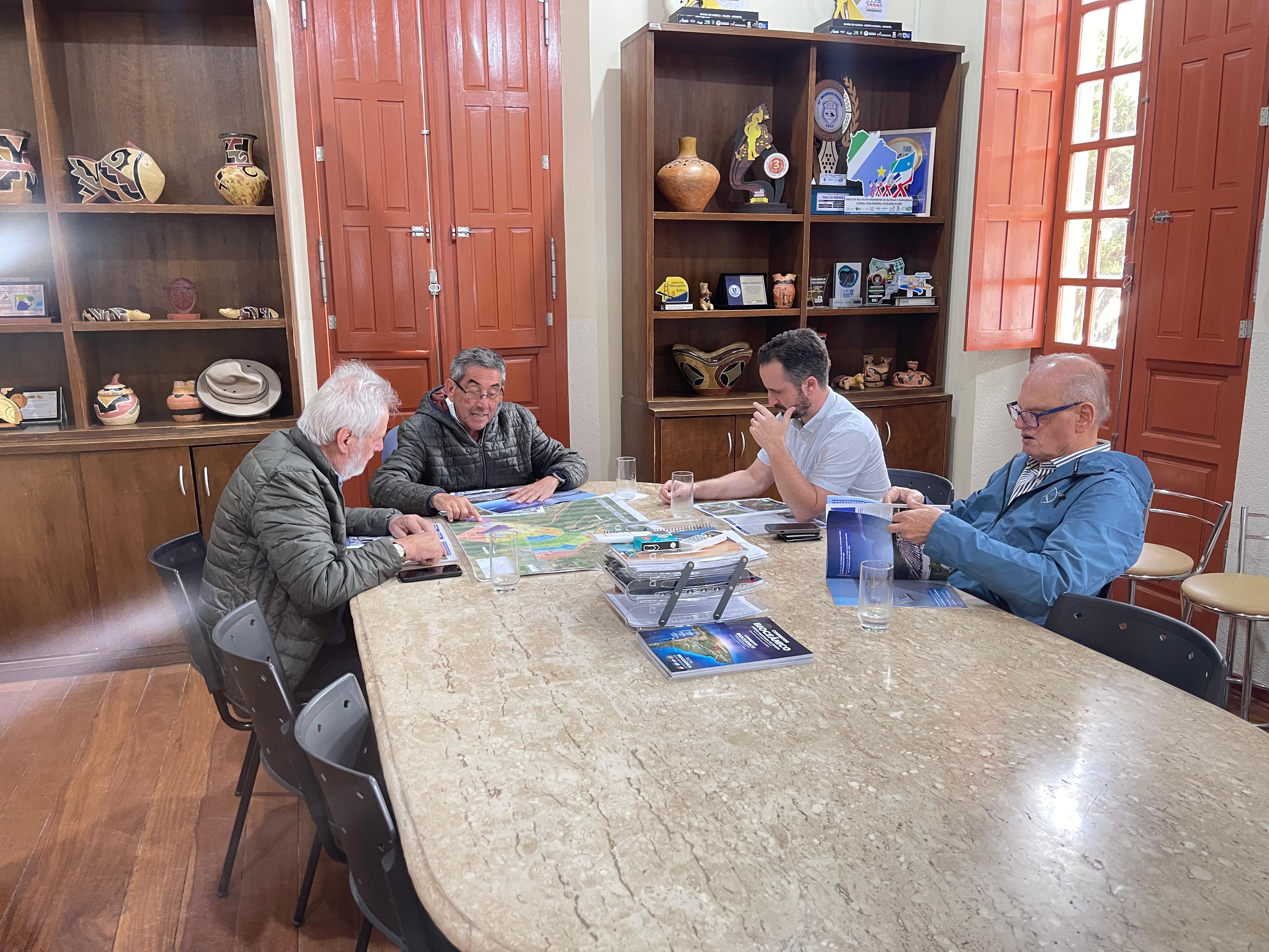 Prefeito Nelson Cintra Recebe Representantes de Foz do Iguaçu para Tratar sobre o Porto Seco e Expansão Urbana de Porto Murtinho Prefeito Nelson Cintra Recebe Representantes de Foz do Iguaçu para Tratar sobre o Porto Seco e Expansão Urbana de Porto Murtinho