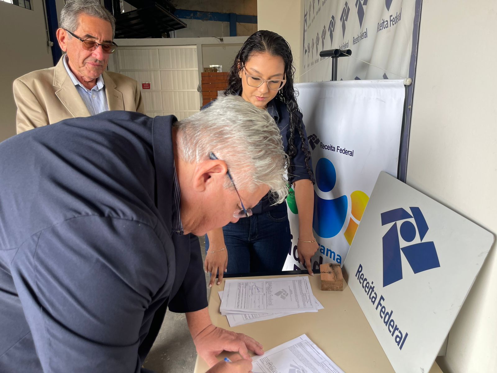 Porto Murtinho/MS, 28 de outubro de 2025 – A Prefeitura de Porto Murtinho participou, nesta terça-feira, de uma nova etapa da parceria institucional com a Receita Federal do Brasil para o recebimento de veículos e equipamentos apreendidos. Tais bens serão agora direcionados para uso no município. Porto Murtinho/MS, 28 de outubro de 2025 – A Prefeitura de Porto Murtinho participou, nesta terça-feira, de uma nova etapa da parceria institucional com a Receita Federal do Brasil para o recebimento de veículos e equipamentos apreendidos. Tais bens serão agora direcionados para uso no município.