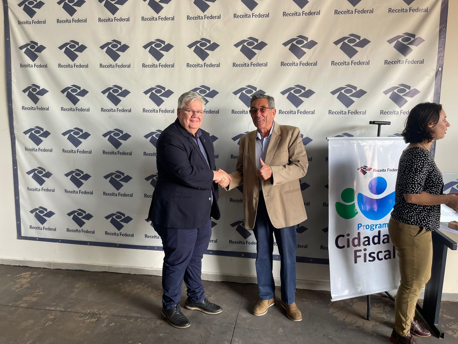 Porto Murtinho/MS, 28 de outubro de 2025 – A Prefeitura de Porto Murtinho participou, nesta terça-feira, de uma nova etapa da parceria institucional com a Receita Federal do Brasil para o recebimento de veículos e equipamentos apreendidos. Tais bens serão agora direcionados para uso no município. Porto Murtinho/MS, 28 de outubro de 2025 – A Prefeitura de Porto Murtinho participou, nesta terça-feira, de uma nova etapa da parceria institucional com a Receita Federal do Brasil para o recebimento de veículos e equipamentos apreendidos. Tais bens serão agora direcionados para uso no município.