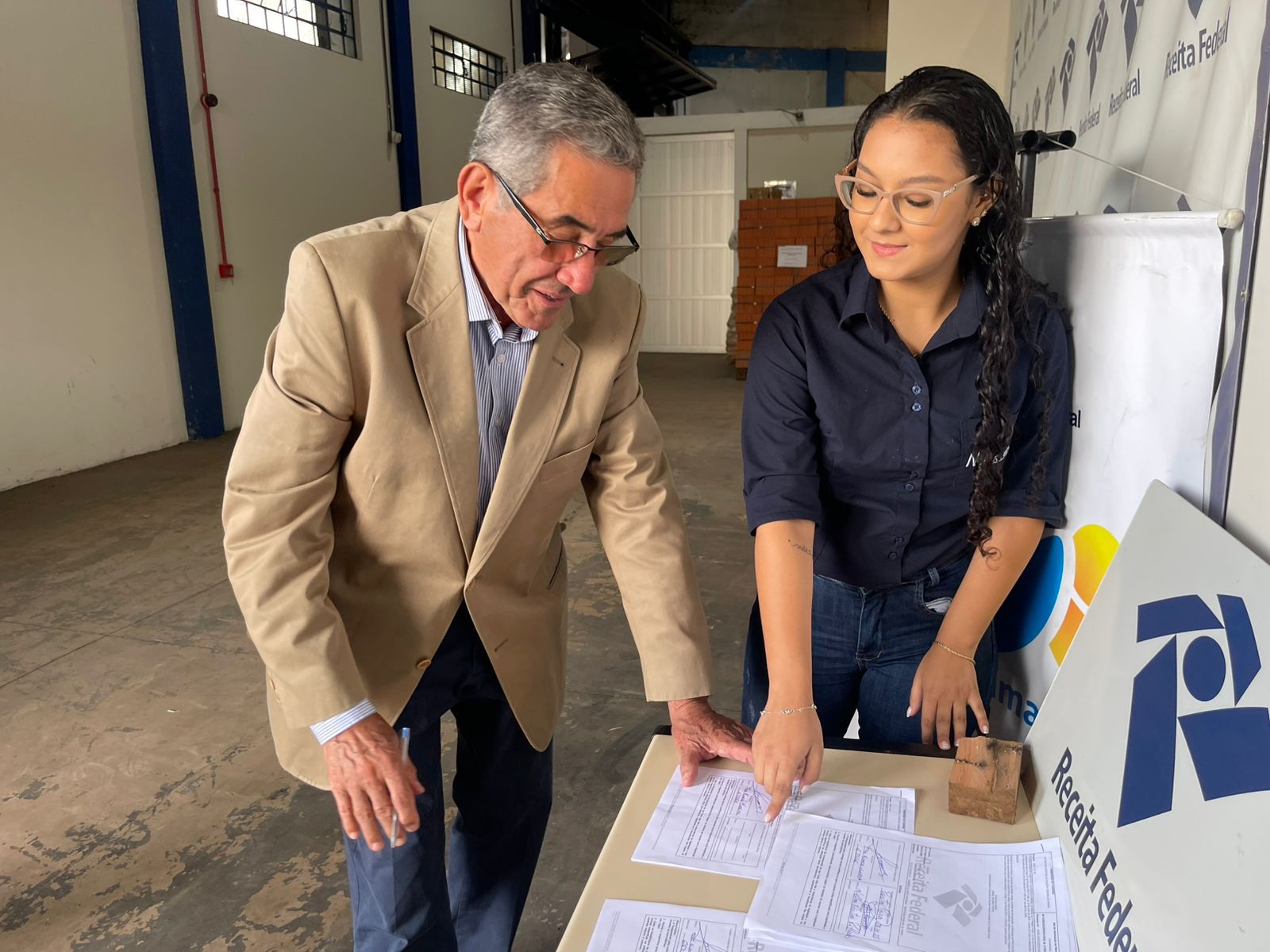 Porto Murtinho/MS, 28 de outubro de 2025 – A Prefeitura de Porto Murtinho participou, nesta terça-feira, de uma nova etapa da parceria institucional com a Receita Federal do Brasil para o recebimento de veículos e equipamentos apreendidos. Tais bens serão agora direcionados para uso no município. Porto Murtinho/MS, 28 de outubro de 2025 – A Prefeitura de Porto Murtinho participou, nesta terça-feira, de uma nova etapa da parceria institucional com a Receita Federal do Brasil para o recebimento de veículos e equipamentos apreendidos. Tais bens serão agora direcionados para uso no município.