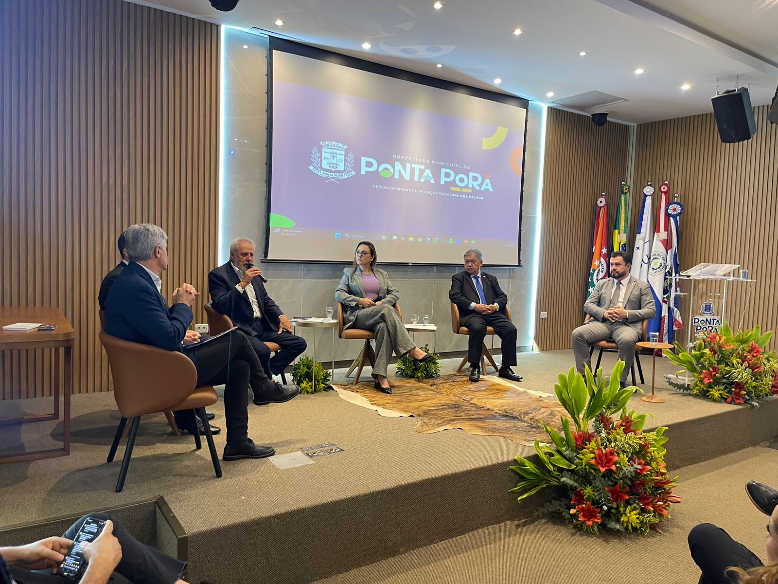 Prefeitos e parlamentares debatem integração de fronteira em Ponta Porã Prefeitos e parlamentares debatem integração de fronteira em Ponta Porã