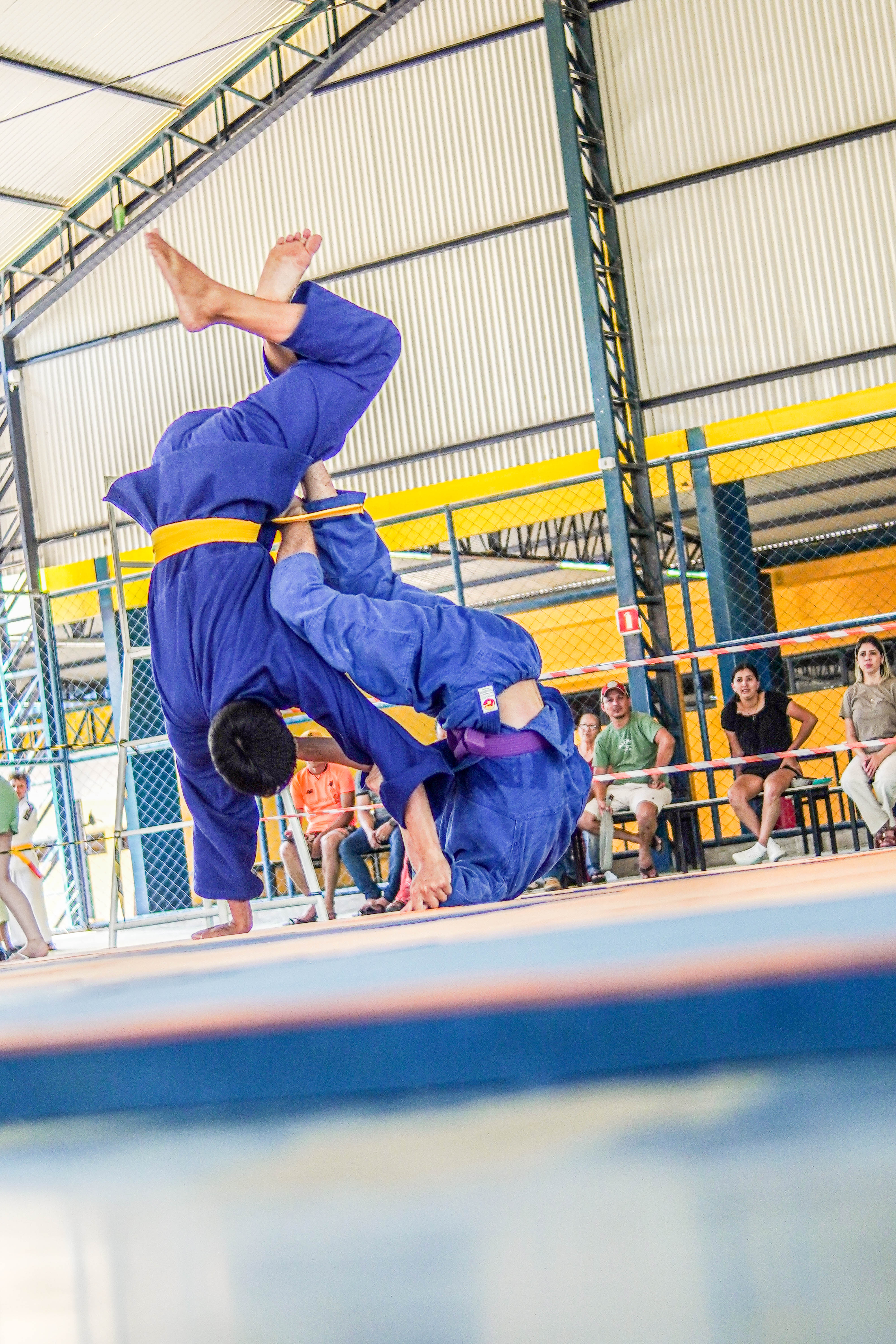 Porto Murtinho viveu uma manhã especial nesta sexta-feira, 6 de dezembro, com a cerimônia de graduação e troca de faixa do Projeto Judô de ouro, seguida pelo campeonato municipal. Mais de 70 alunos participaram das atividades, celebrando evolução, disciplina e superação ao longo do ano, em um ambiente cheio de energia e alegria para alunos e famílias.