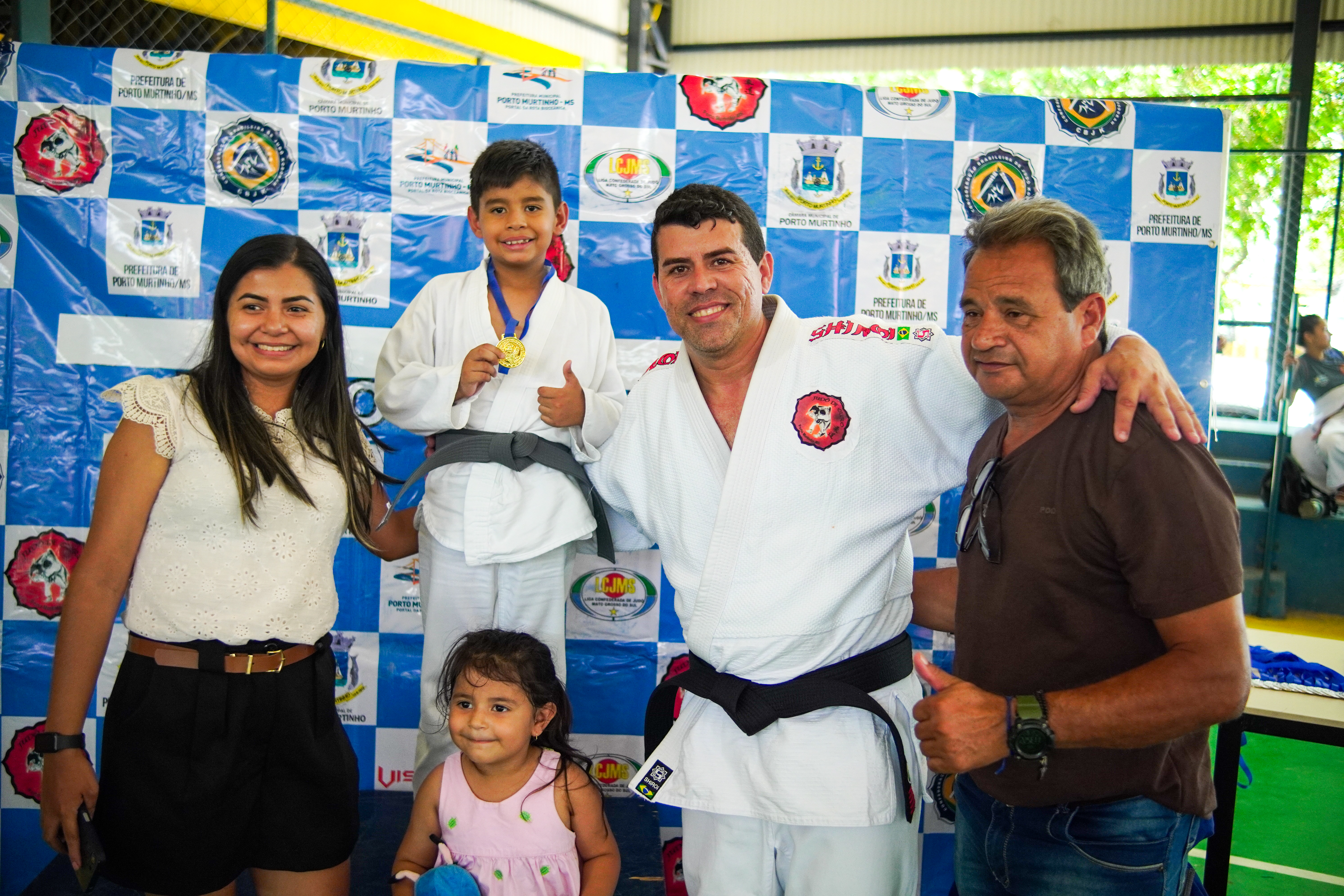 Porto Murtinho viveu uma manhã especial nesta sexta-feira, 6 de dezembro, com a cerimônia de graduação e troca de faixa do Projeto Judô de ouro, seguida pelo campeonato municipal. Mais de 70 alunos participaram das atividades, celebrando evolução, disciplina e superação ao longo do ano, em um ambiente cheio de energia e alegria para alunos e famílias.