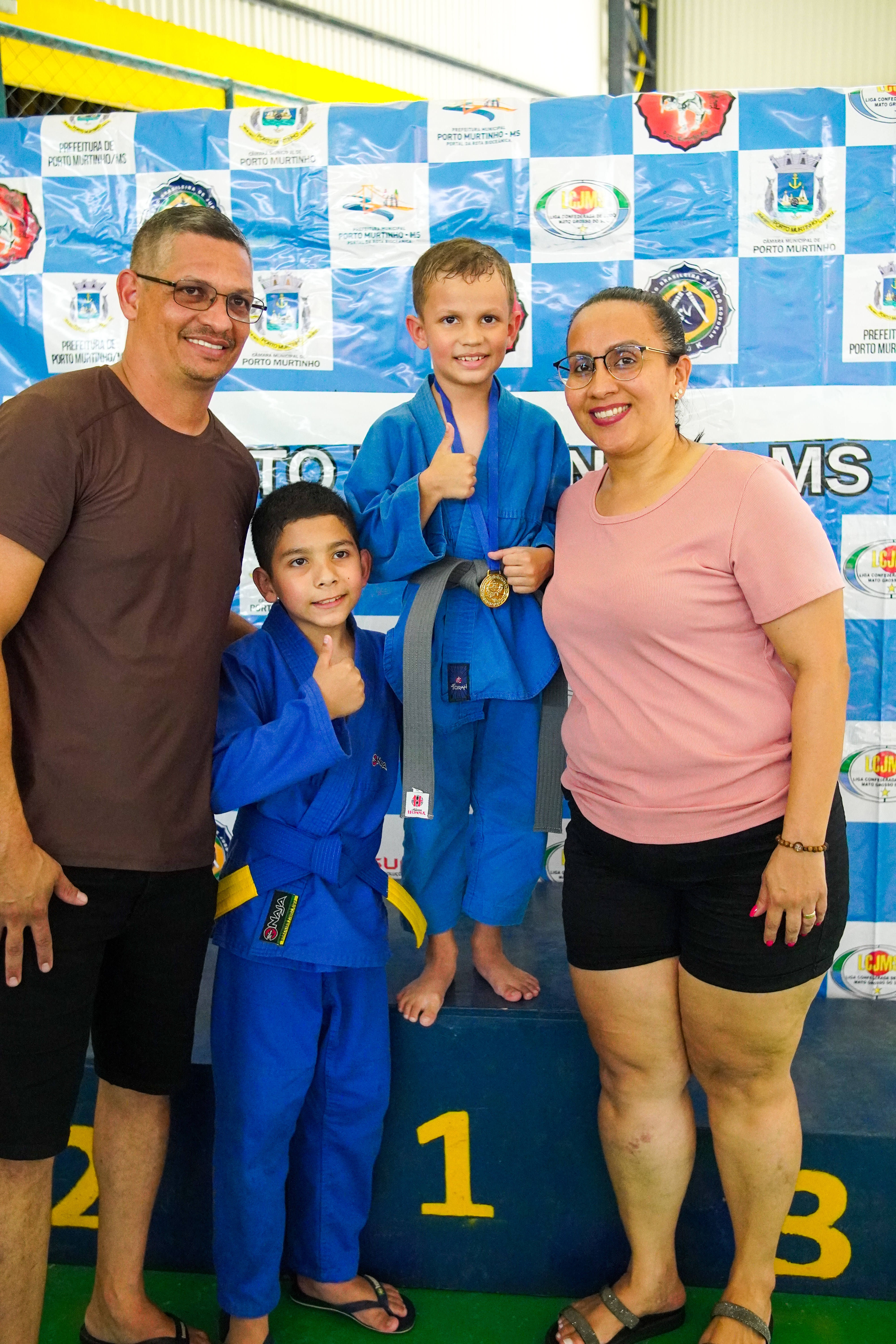 Porto Murtinho viveu uma manhã especial nesta sexta-feira, 6 de dezembro, com a cerimônia de graduação e troca de faixa do Projeto Judô de ouro, seguida pelo campeonato municipal. Mais de 70 alunos participaram das atividades, celebrando evolução, disciplina e superação ao longo do ano, em um ambiente cheio de energia e alegria para alunos e famílias.