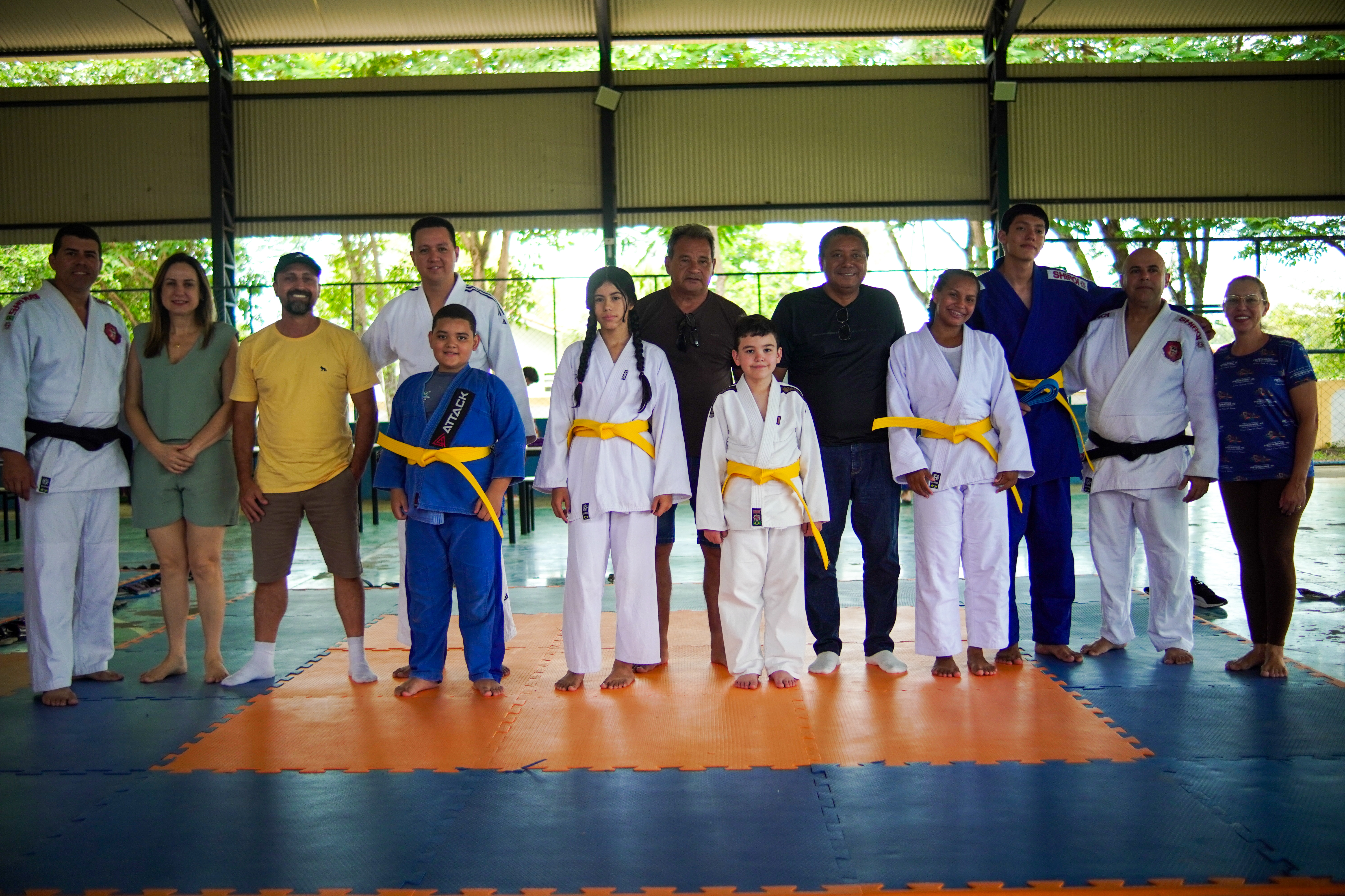 Porto Murtinho viveu uma manhã especial nesta sexta-feira, 6 de dezembro, com a cerimônia de graduação e troca de faixa do Projeto Judô de ouro, seguida pelo campeonato municipal. Mais de 70 alunos participaram das atividades, celebrando evolução, disciplina e superação ao longo do ano, em um ambiente cheio de energia e alegria para alunos e famílias.