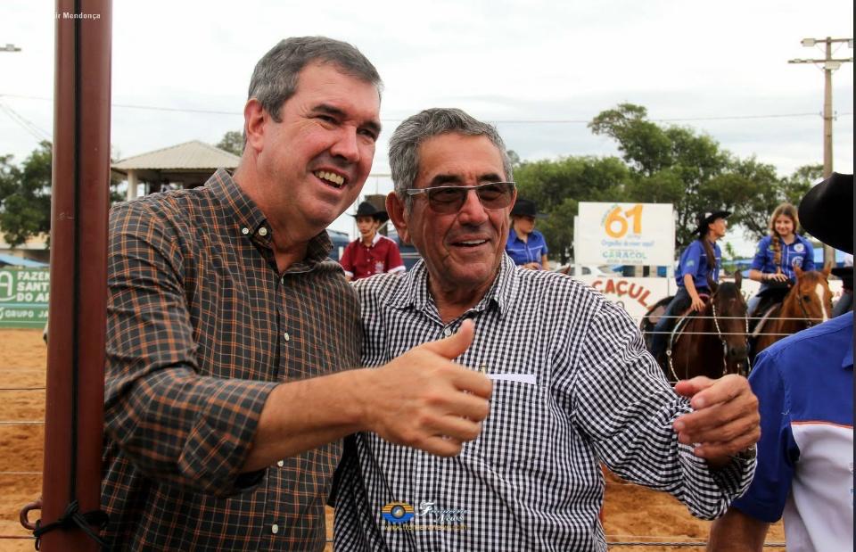 Prefeito Nelson Cintra prestigia aniversário de 61 anos de Caracol/MS