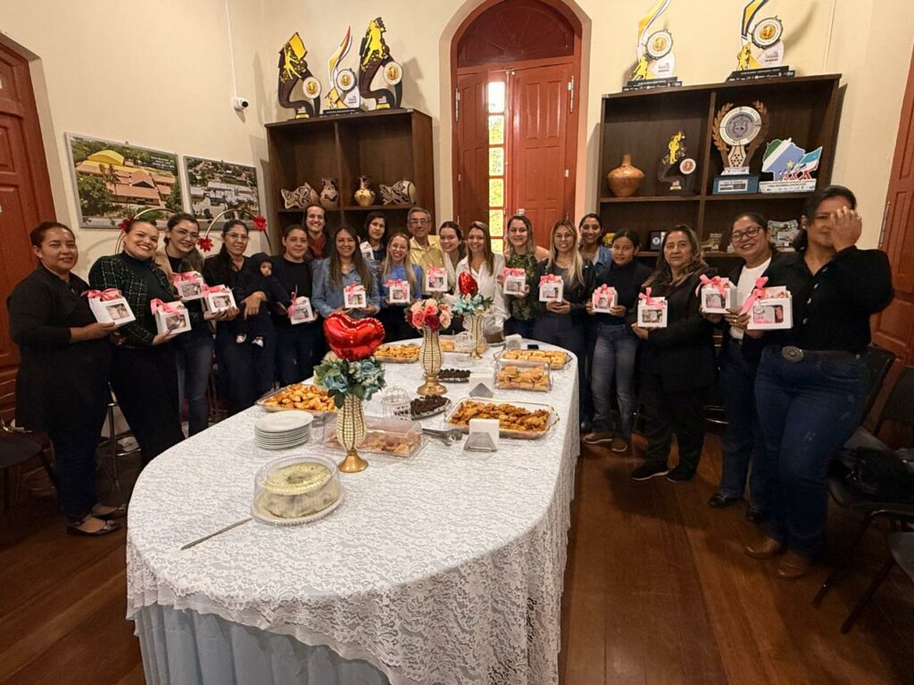Prefeito Nelson Cintra homenageia mães do gabinete em café da manhã especial pelo Dia das Mães
