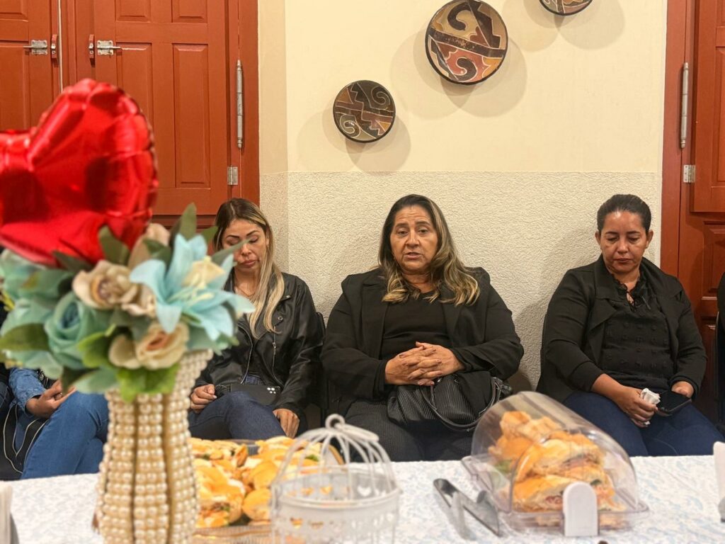 Prefeito Nelson Cintra homenageia mães do gabinete em café da manhã especial pelo Dia das Mães