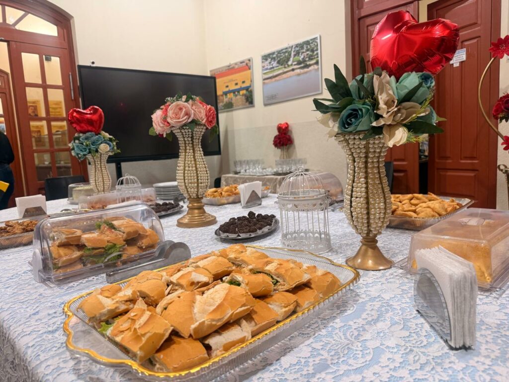 Prefeito Nelson Cintra homenageia mães do gabinete em café da manhã especial pelo Dia das Mães
