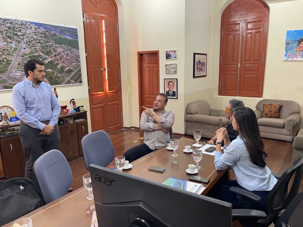 Regularização fundiária é tema de reunião no gabinete do prefeito Nelson Cintra Regularização fundiária é tema de reunião no gabinete do prefeito Nelson Cintra