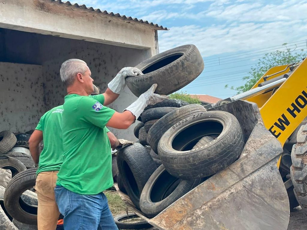 Pneus inservíveis são recolhidos do depósito municipal