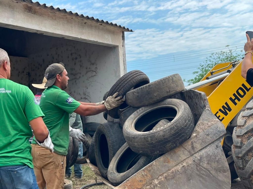 Pneus inservíveis são recolhidos do depósito municipal