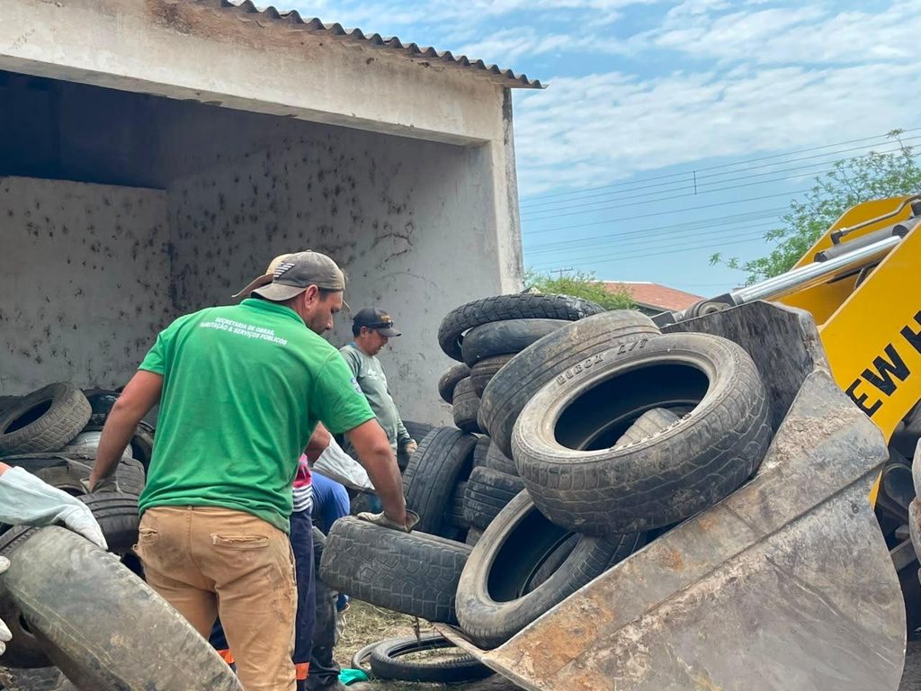 Pneus inservíveis são recolhidos do depósito municipal