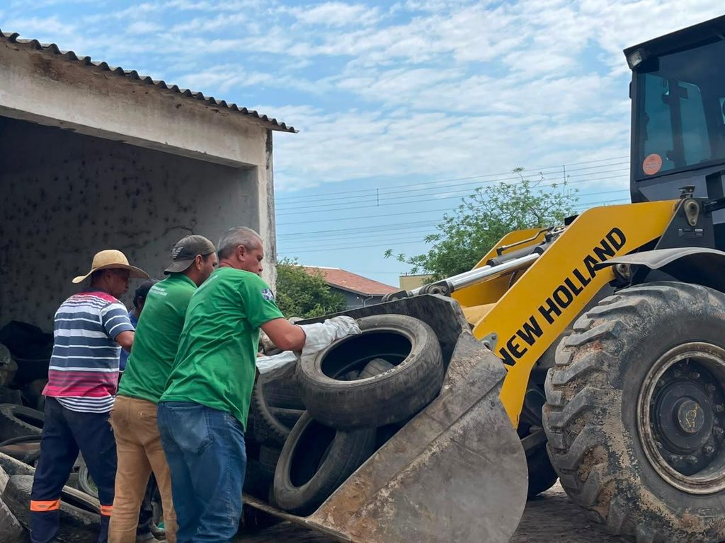 Pneus inservíveis são recolhidos do depósito municipal