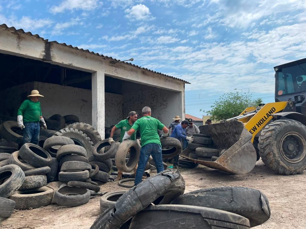 Pneus inservíveis são recolhidos do depósito municipal