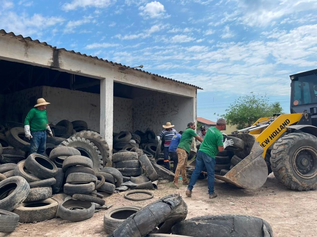 Pneus inservíveis são recolhidos do depósito municipal