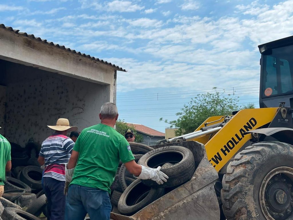 Pneus inservíveis são recolhidos do depósito municipal