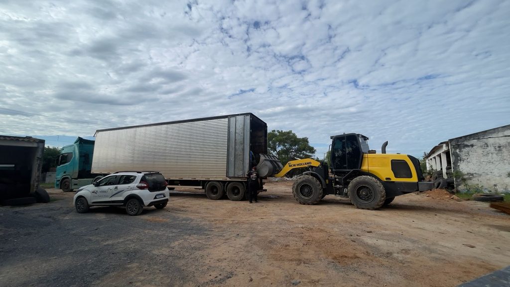 Pneus inservíveis são recolhidos do depósito municipal