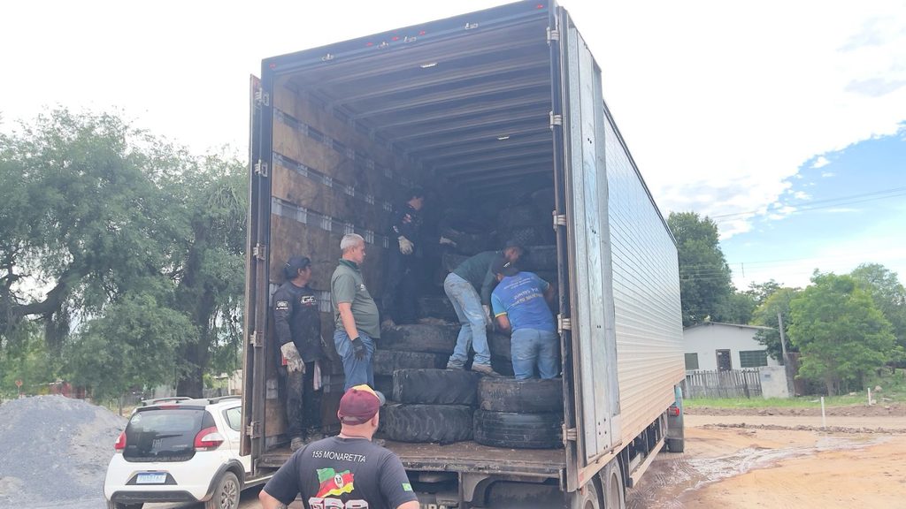 Pneus inservíveis são recolhidos do depósito municipal
