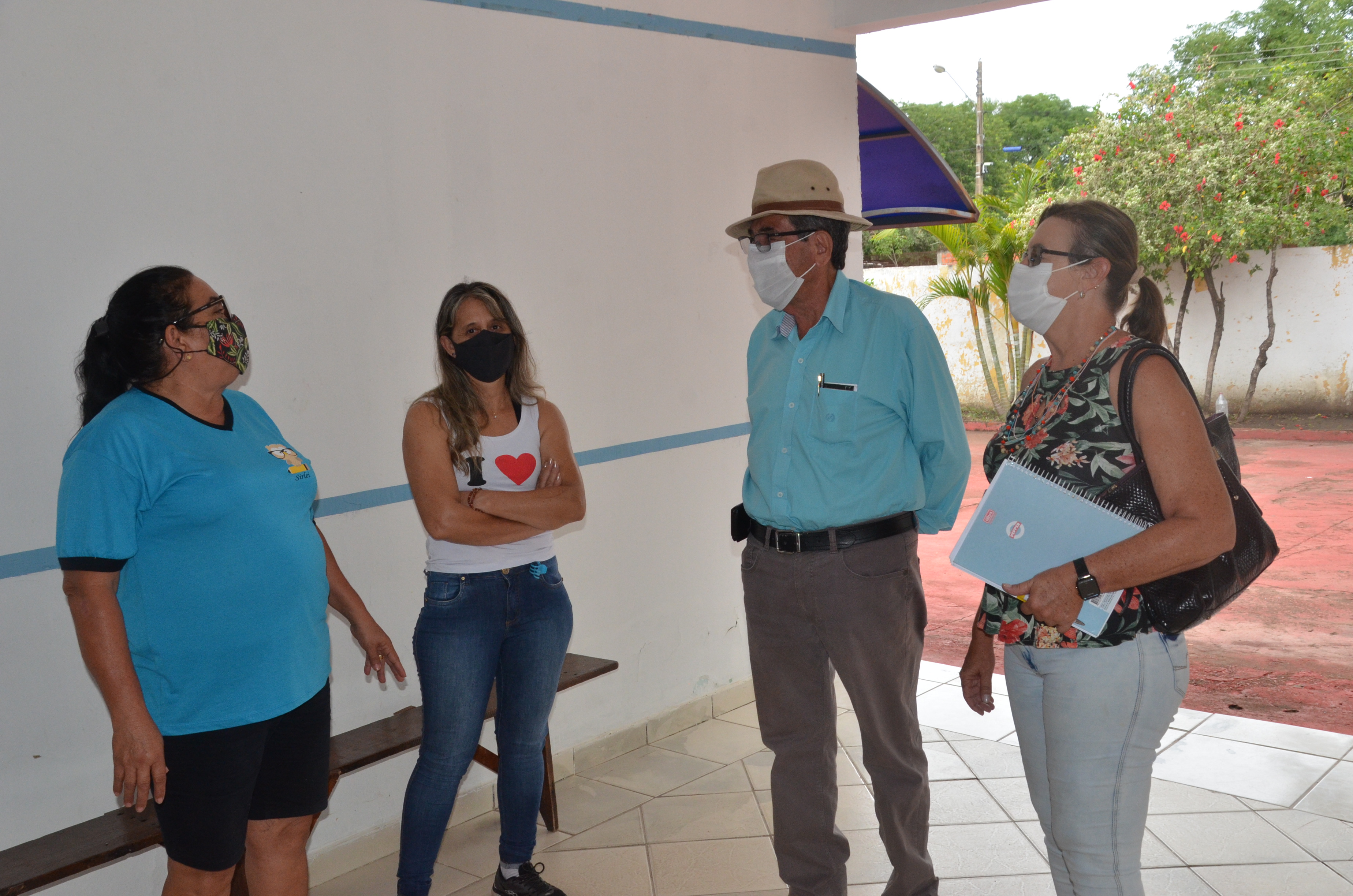 PREFEITO REALIZA VISTORIA NAS ESTRUTURAS DO C.E.I LAURA VICUNÃƒ