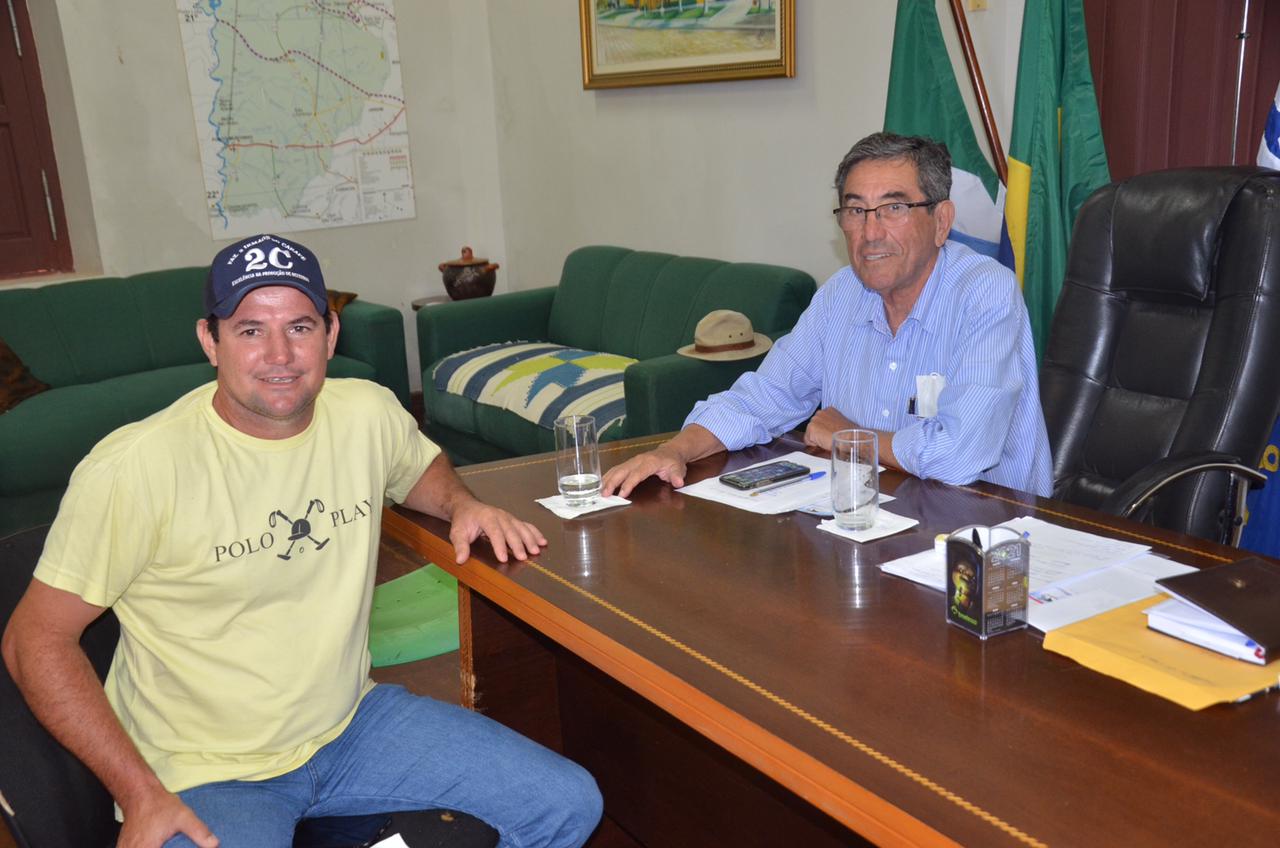 VICE PREFEITO DE CARACOL FAZ VISITA CORTESIA AO PREFEITO