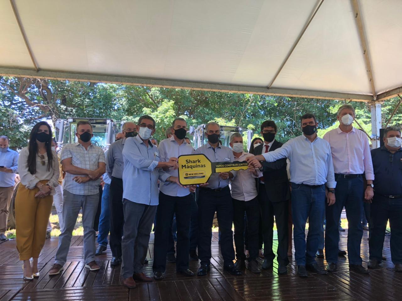 PREFEITO NELSON CINTRA PARTICIPA DE ENTREGA DE UMA MOTONIVELADORA PARA O CIDEMA PREFEITO NELSON CINTRA PARTICIPA DE ENTREGA DE UMA MOTONIVELADORA PARA O CIDEMA