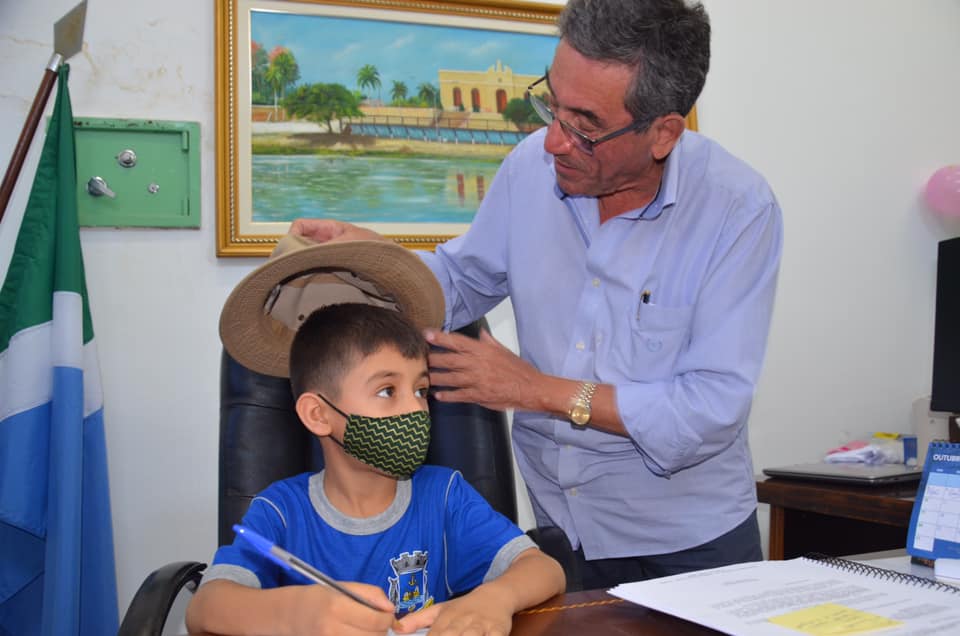 ALUNOS DA ESCOLA MUNICIPAL THOMAZ LARANGEIRA VISITAM GABINETE DO PREFEITO
