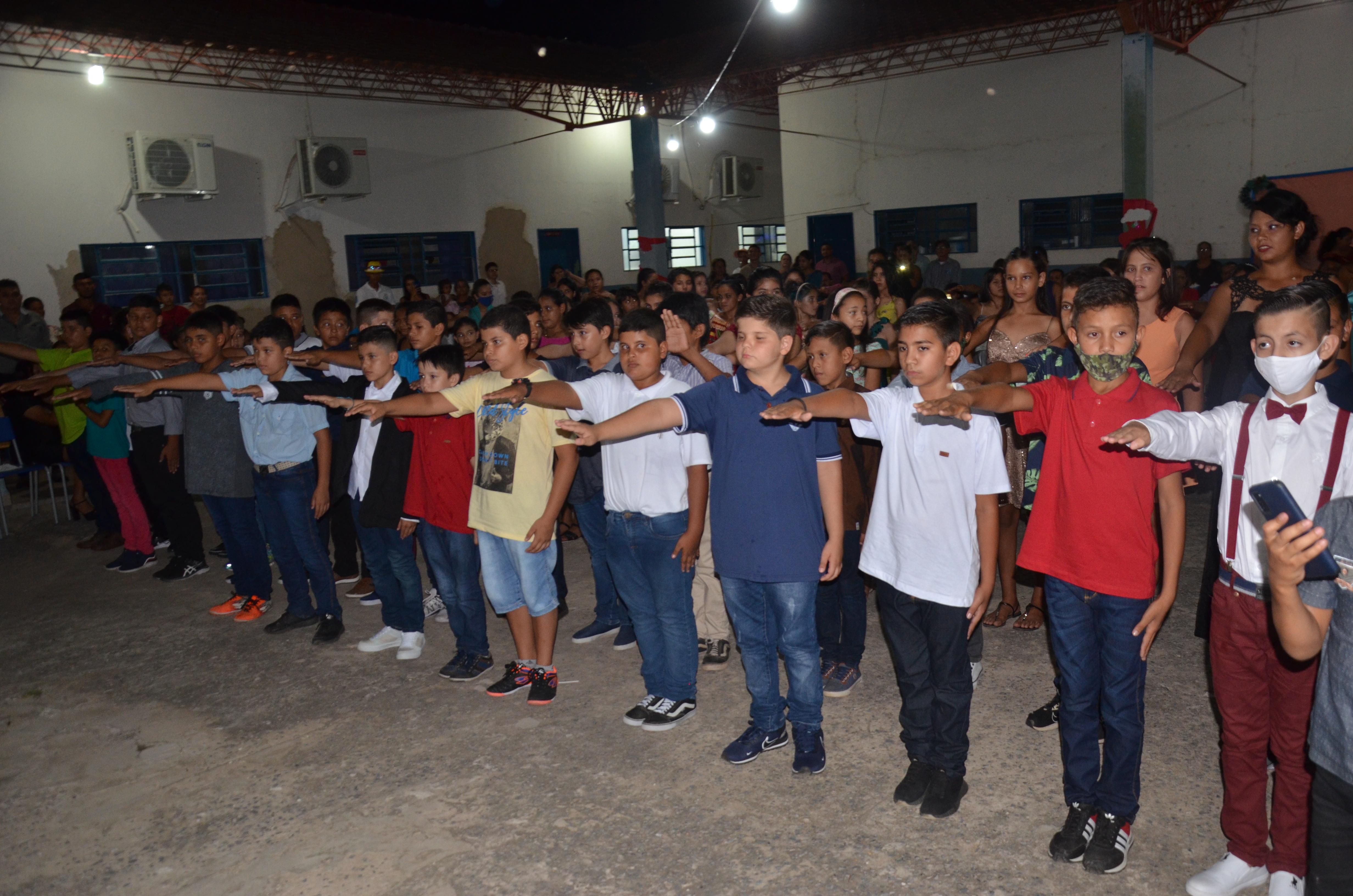 104 alunos concluem os anos inicias da Escola Municipal Thomaz Larangeira na noite desta terÃ§a-feira (14). ðŸŽ“ðŸ“šðŸŽ‰