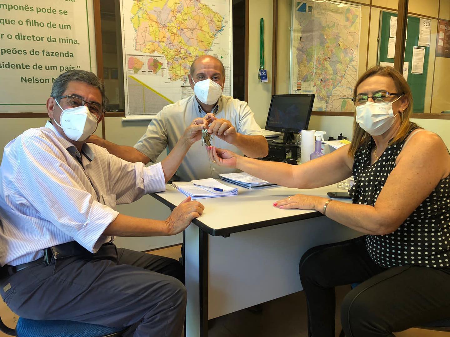 Chaves da Escola Municipal IndÃ­gena CÃ³rrego do Ouro sÃ£o entregues a Nelson Cintra