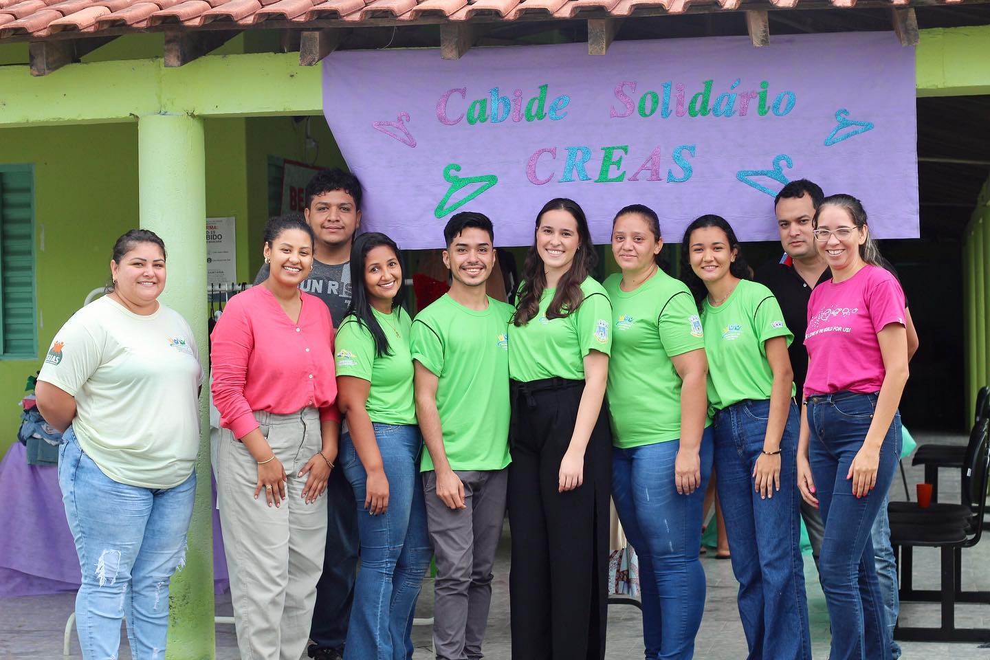 CREAS recebe e doa mais de mil peÃ§as de roupa durante aÃ§Ã£o Cabide SolidÃ¡rio Â 
