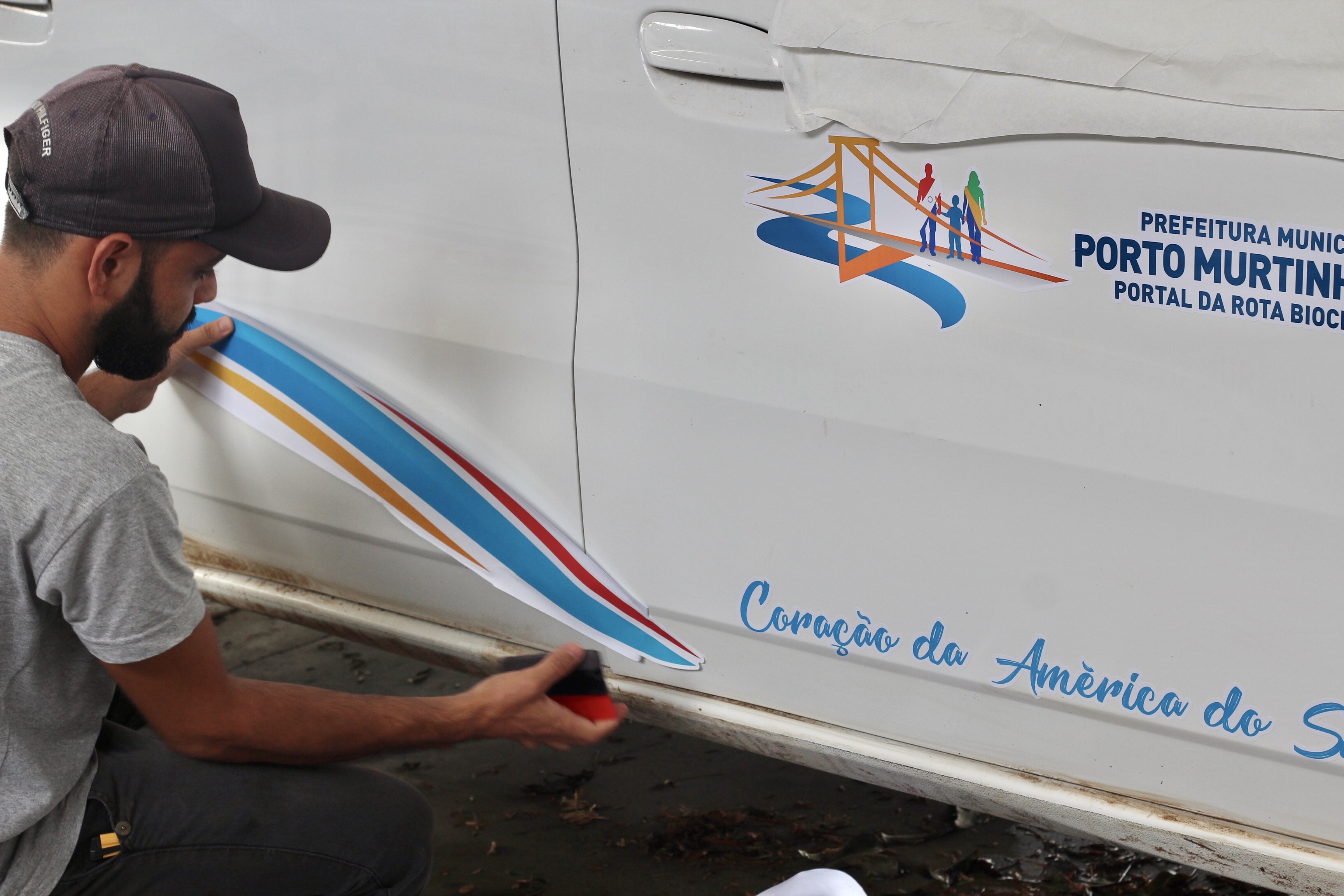 Prefeitura de Porto Murtinho realiza adesivagem da frota de veÃ­culos