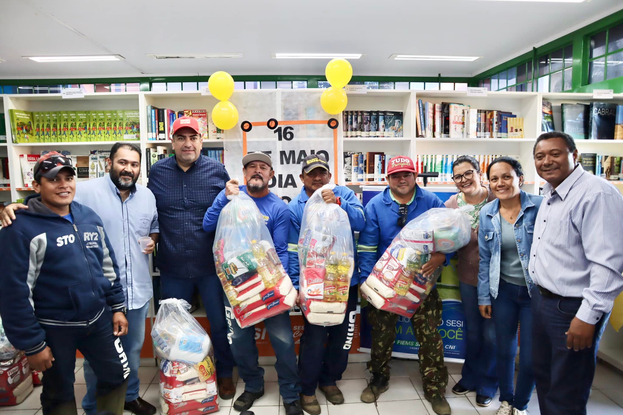 Prefeitura realiza entrega de cestas bÃ¡sicas e promove homenagem ao Dia do Gari