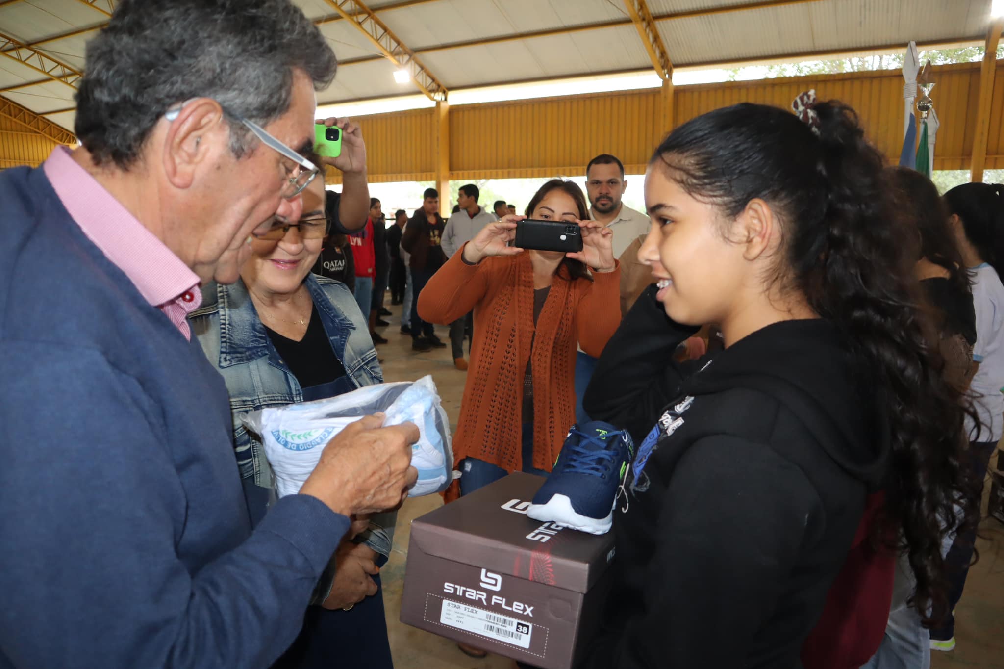 Prefeitura inicia entrega de uniformes escolares aos alunos da rede municipal